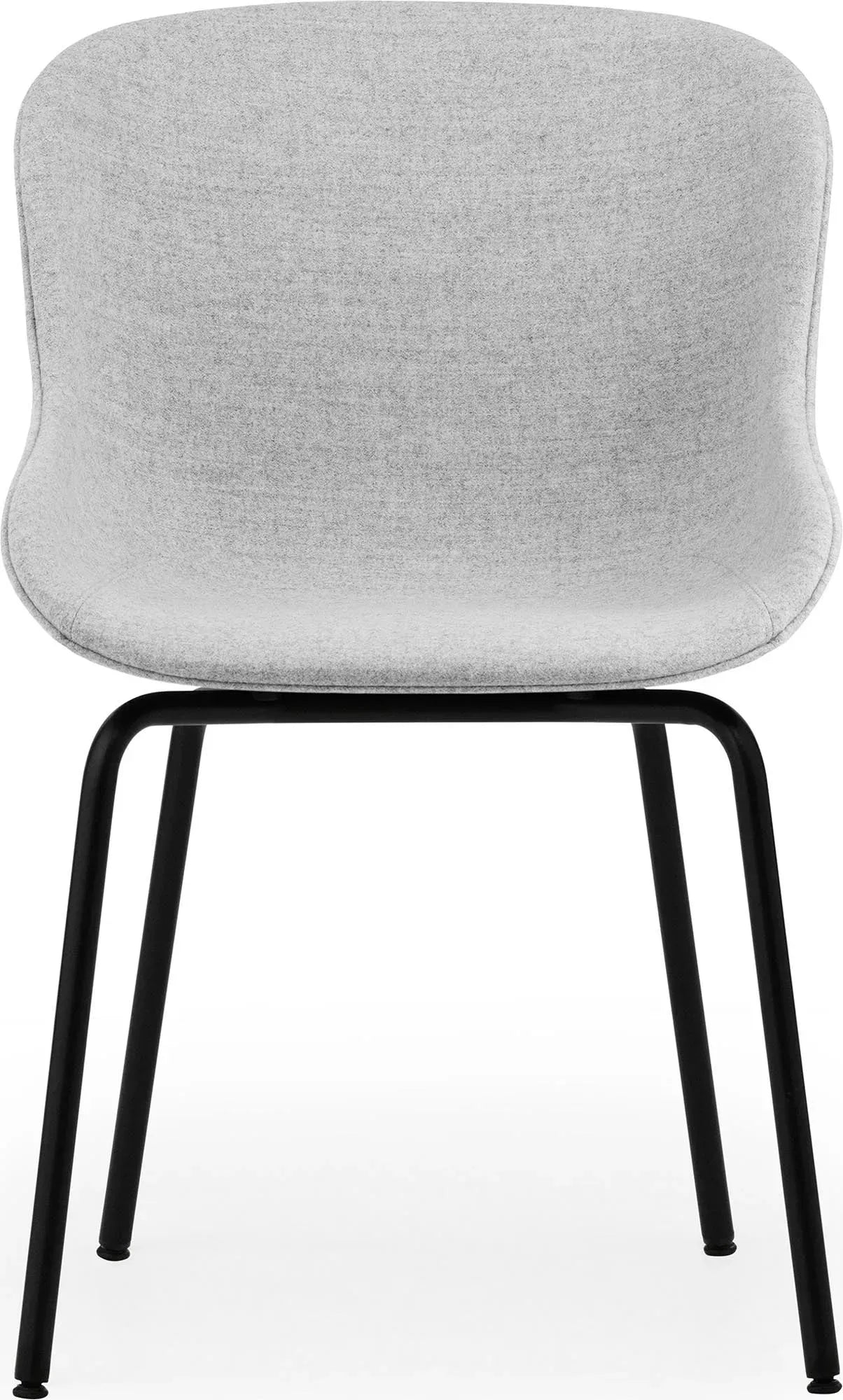 Der Hyg Stuhl von Normann Copenhagen vereint dänische Hygge mit sanften Linien und gemütlicher Polsterung. Wählbar in Stoff oder Leder.