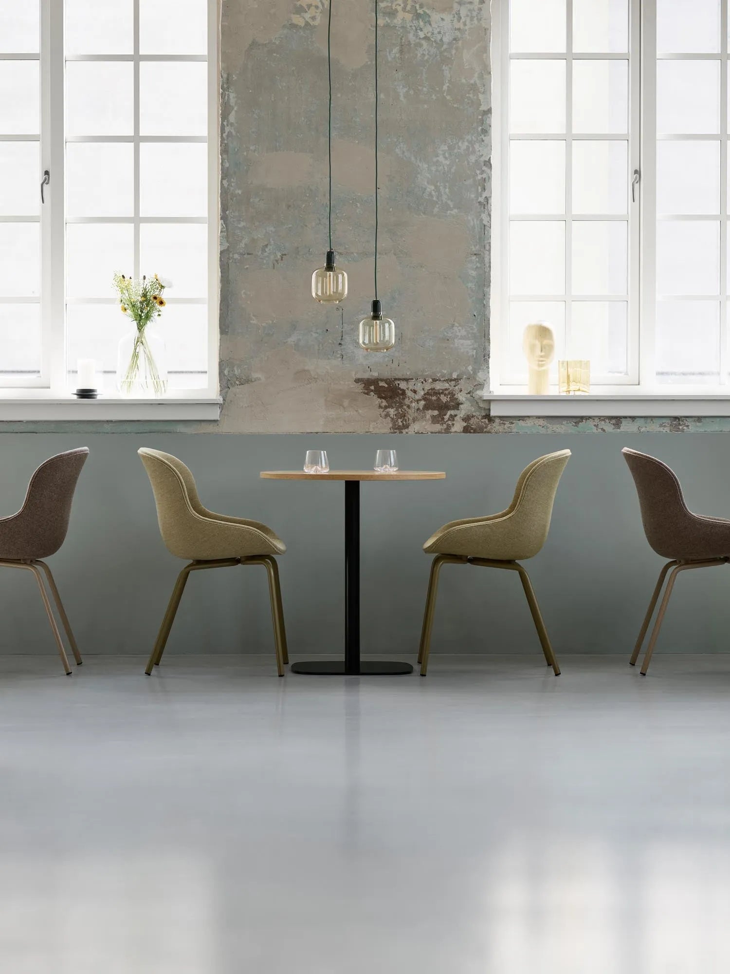 Hyg Stuhl gepolstert: Eleganz trifft Komfort von Normann Copenhagen.