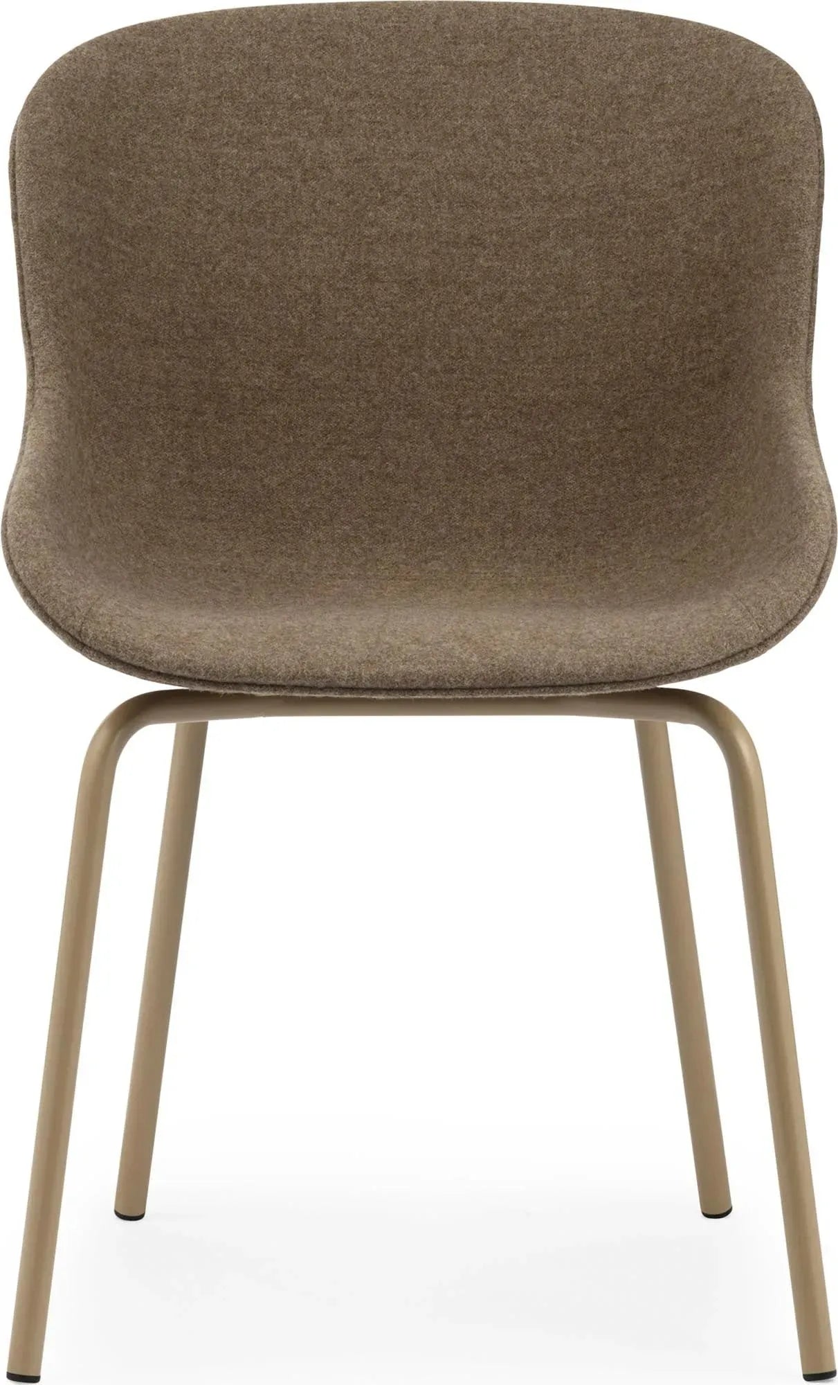 Der Hyg Stuhl von Normann Copenhagen vereint dänische Hygge mit sanften Linien und gemütlicher Polsterung. Wählbar in Stoff oder Leder.