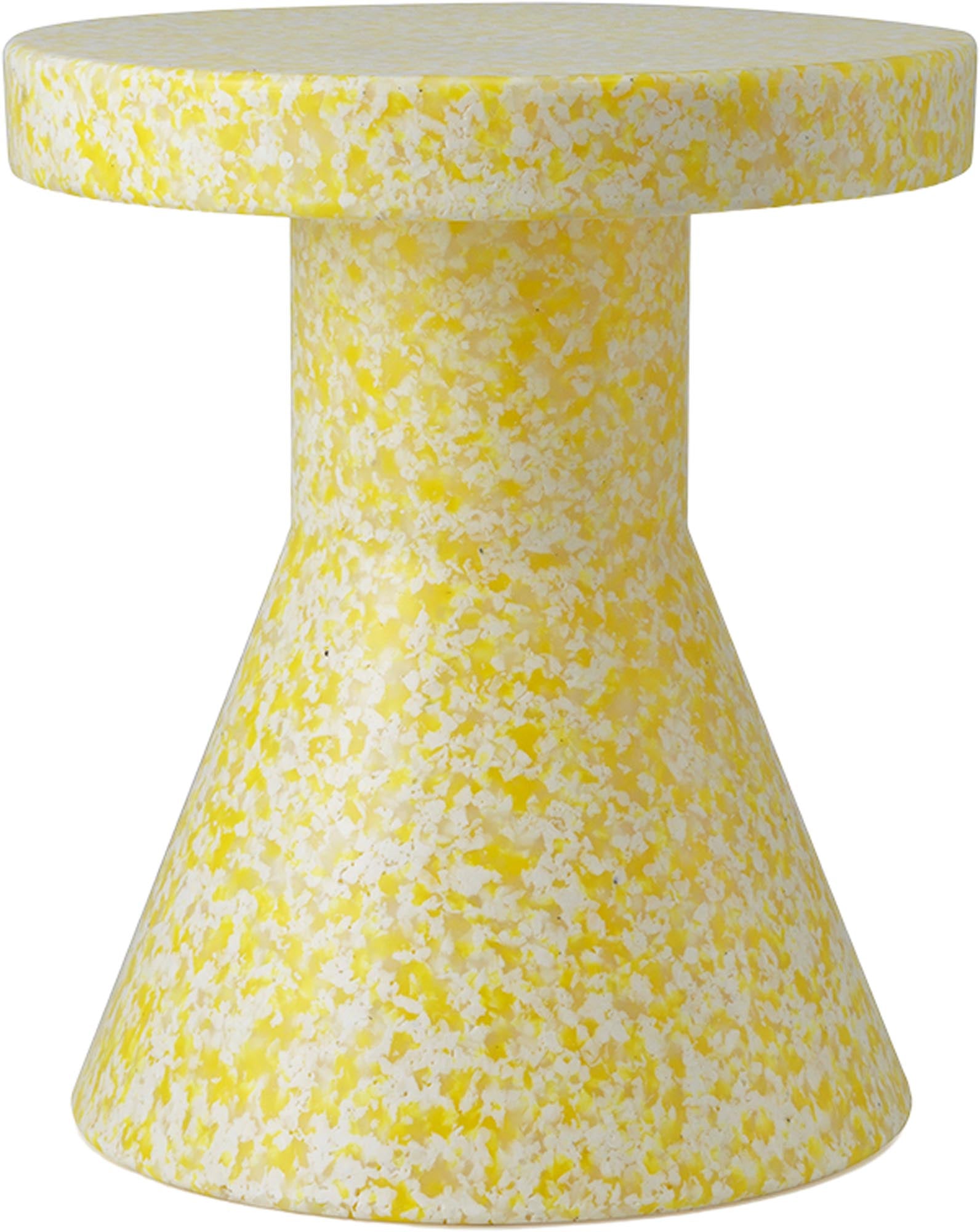 Entdecken Sie den vielseitigen Bit Hocker Cone Gelb von Normann Copenhagen – ein nachhaltiges, skulpturales Möbelstück für drinnen und draußen.