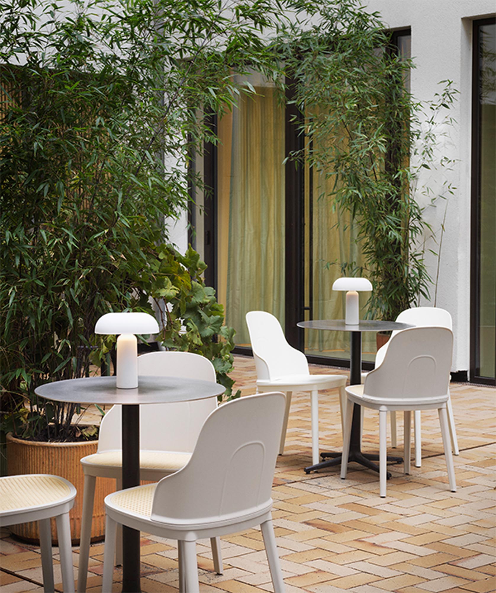 Entdecken Sie die elegante Porta Tischlampe Weiss von Normann Copenhagen – eine tragbare Leuchte, die Stil und Funktionalität vereint.