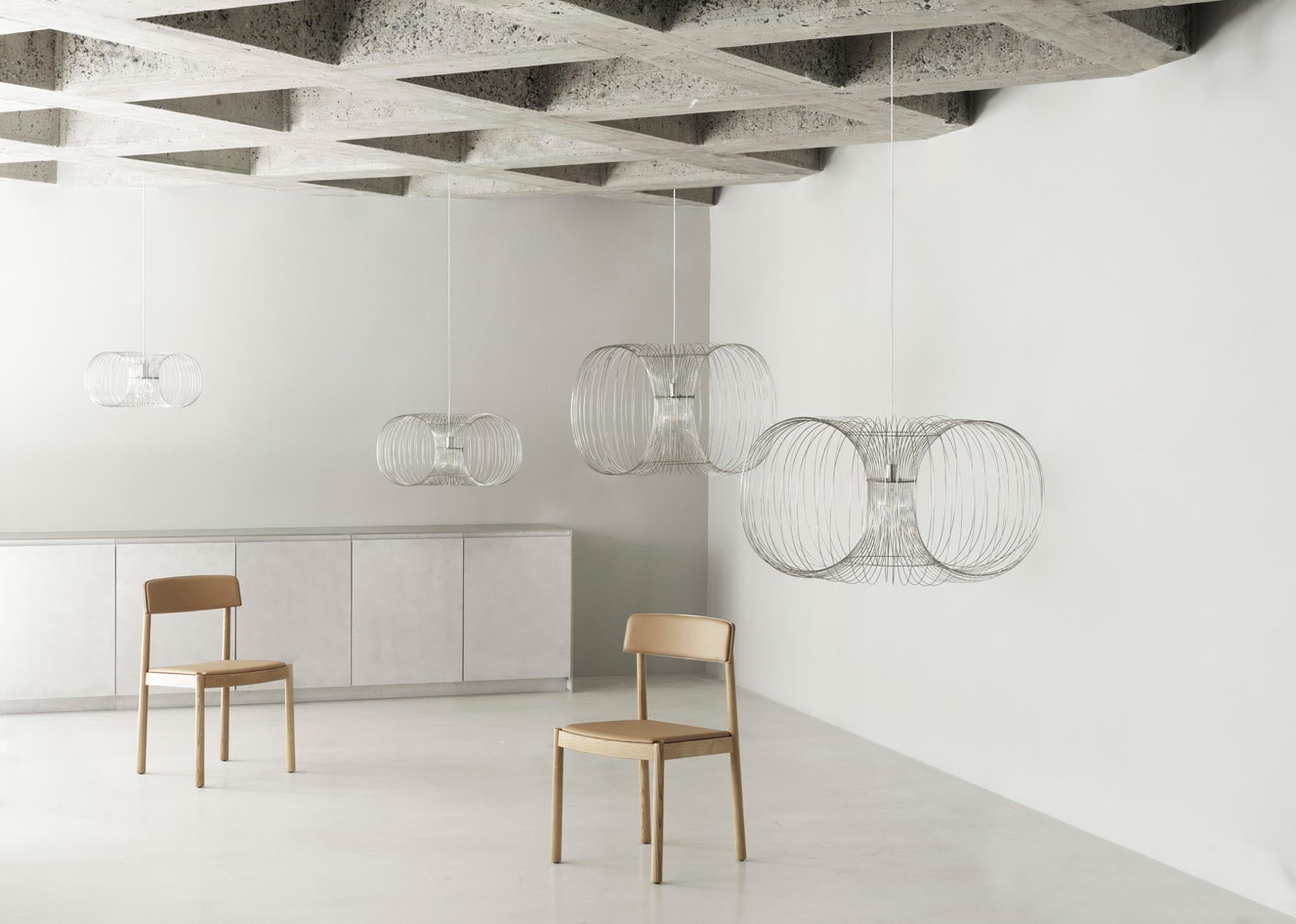 Entdecken Sie die Coil Lampe von Normann Copenhagen – ein elegantes Design-Highlight, das jedem Raum eine warme Atmosphäre verleiht.