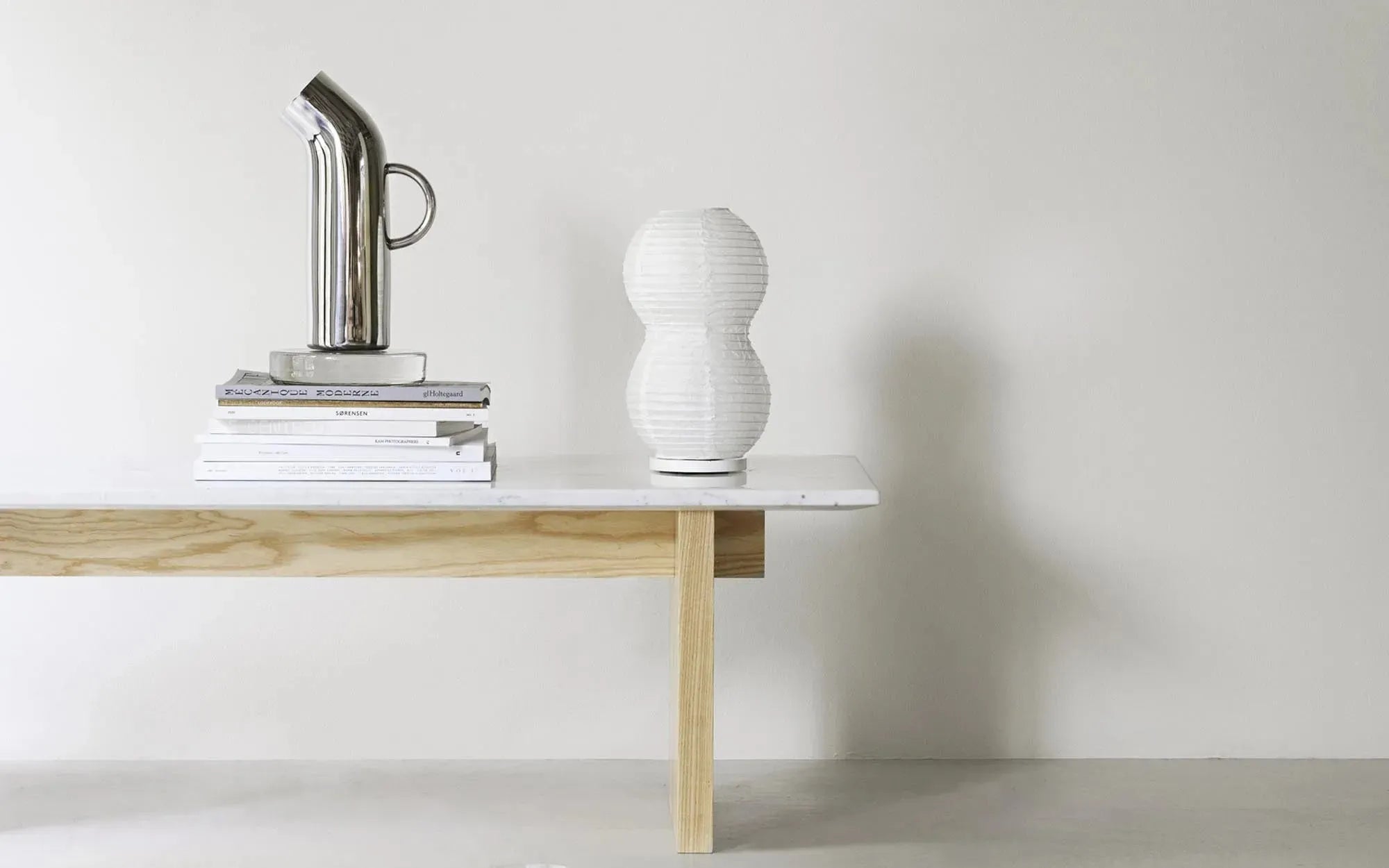 Die Puff Tischleuchte von Normann Copenhagen vereint modernes Design mit Funktionalität, aus Reispapier und Stahl.