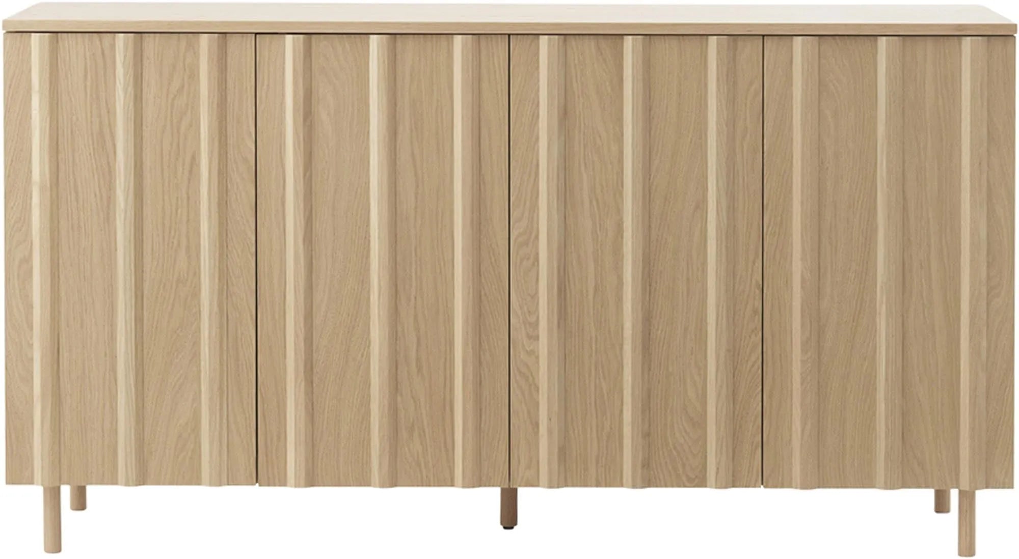 Das Rib Sideboard von Normann Copenhagen vereint skandinavische Eleganz mit funktionalem Design. Inspiriert von 60er-Jahre-Holzlamellen, bietet es vielseitige Aufbewahrungslösungen in Eichenfurnier.