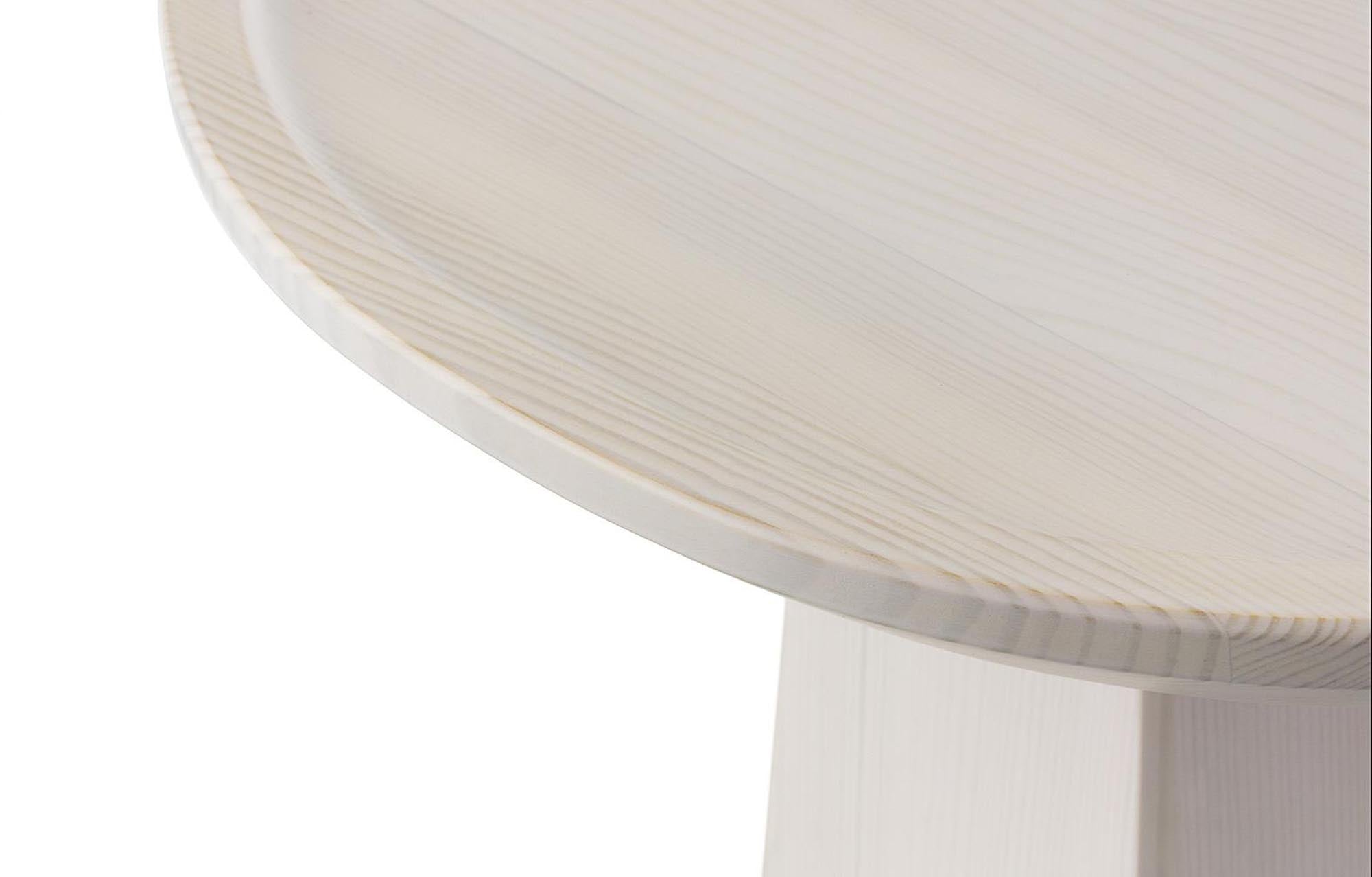 Entdecken Sie den eleganten Pine Beistelltisch von Normann Copenhagen – ein skulpturaler Akzent aus Kiefernholz, der nordisches Design verkörpert.
