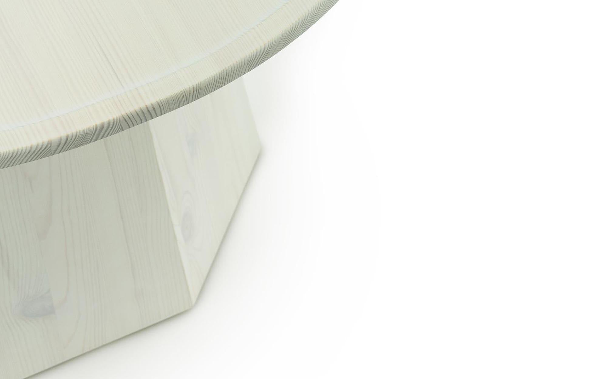 Eleganter Pine Beistelltisch aus Kiefernholz von Normann Copenhagen – ideal für stilvolle Akzente in jedem Wohnraum.