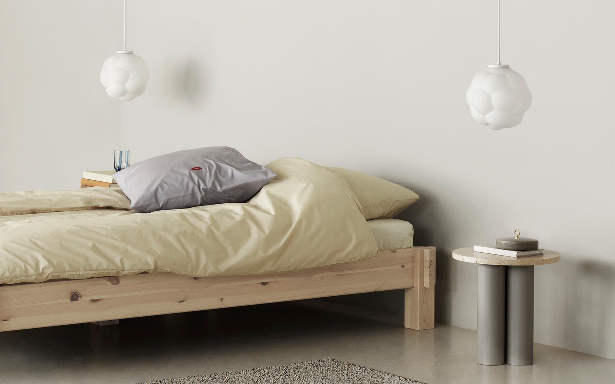 Elegantes Kiefernholzbett von Normann Copenhagen für zeitlosen Komfort.
