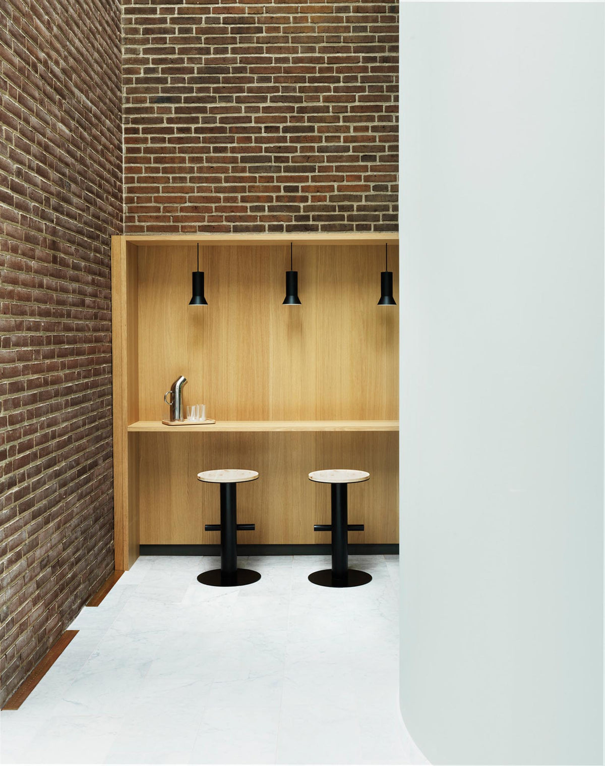 Pole Barhocker in Kiefer/Schwarz präsentiert im Onlineshop von KAQTU Design AG. Barhocker ist von Normann Copenhagen