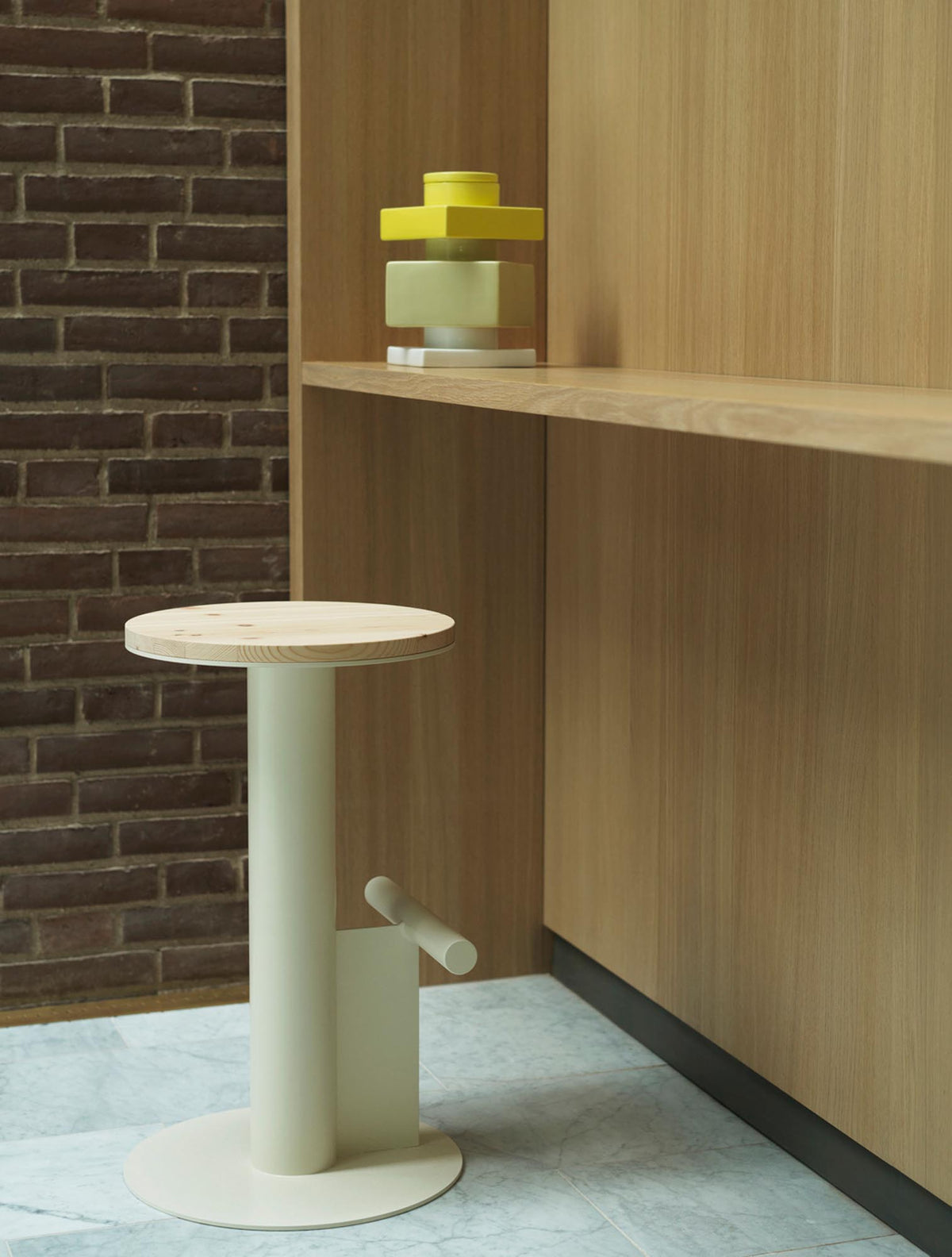 Pole Barhocker in Kiefer/Sand präsentiert im Onlineshop von KAQTU Design AG. Barhocker ist von Normann Copenhagen