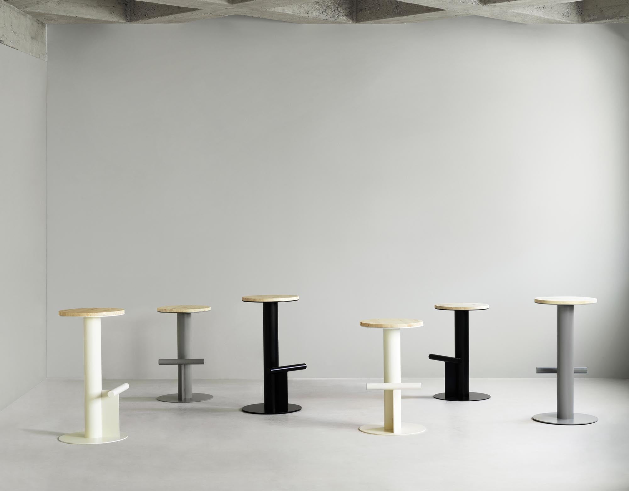 Entdecken Sie den Pole Barhocker von Normann Copenhagen – stilvolles Design trifft auf höchsten Sitzkomfort für Ihr Zuhause.