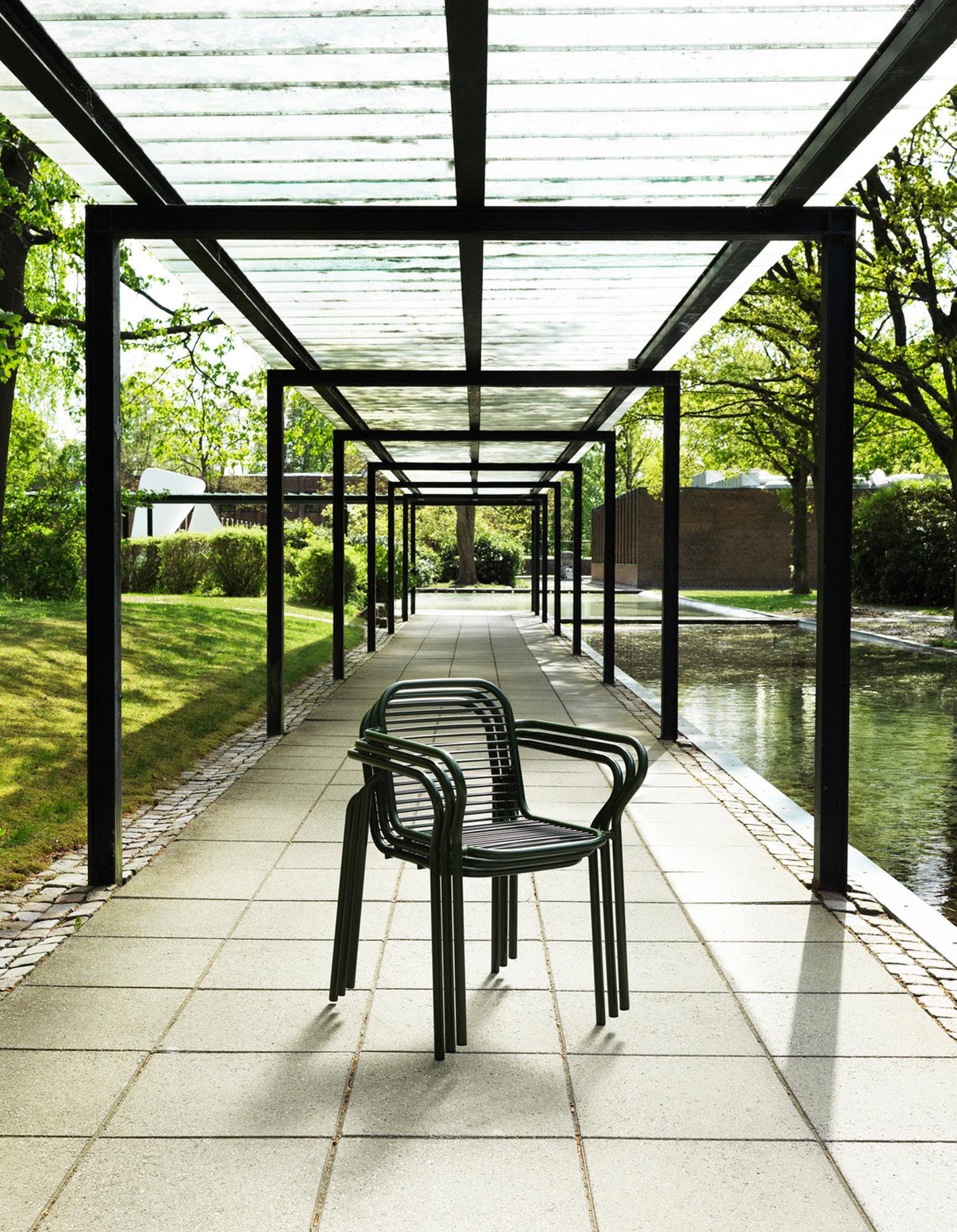 Der Vig Stuhl von Normann Copenhagen kombiniert elegantes Design mit wetterfestem Robinienholz und pulverbeschichtetem Stahl – ideal für jeden Außenbereich.