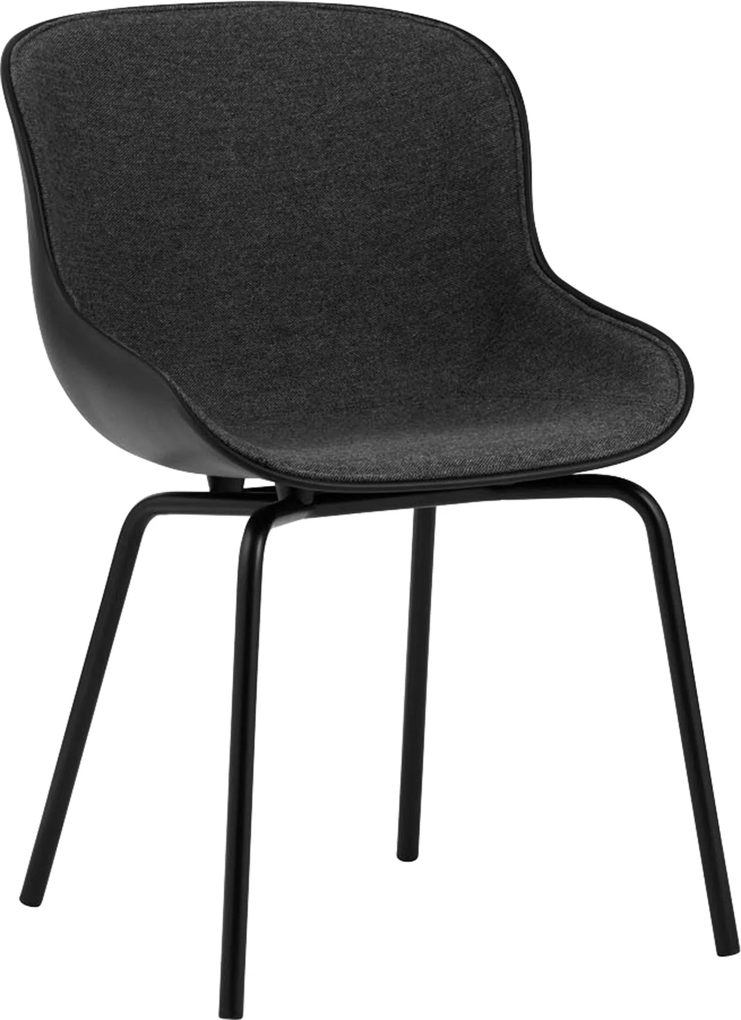 Der Hyg Stuhl von Normann Copenhagen vereint Hygge-Gemütlichkeit mit elegantem Design. Schwarzes Frontpolster, sanfte Linien.