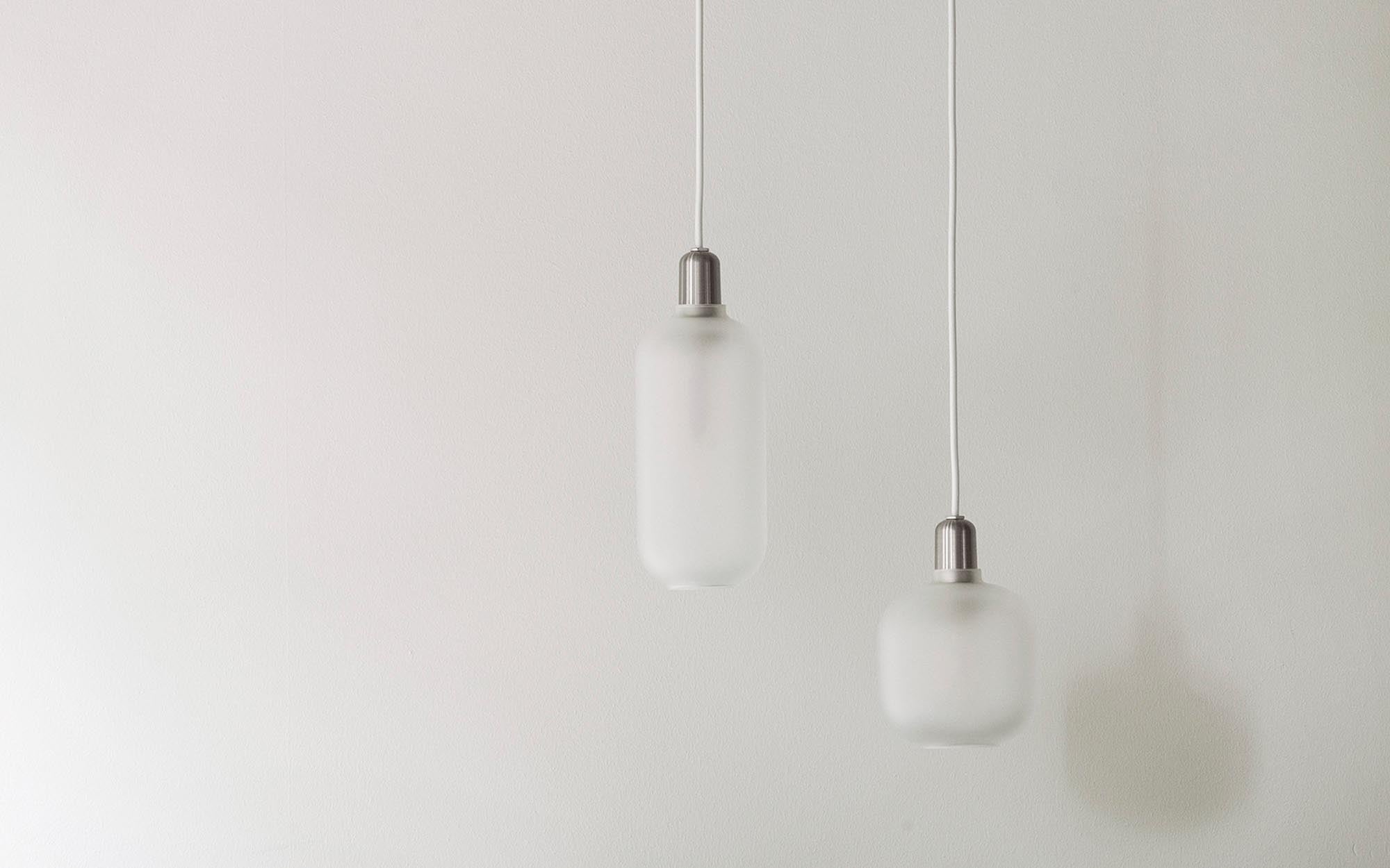 Amp Leuchte Klein EU in Weiss / Silber präsentiert im Onlineshop von KAQTU Design AG. Pendelleuchte ist von Normann Copenhagen