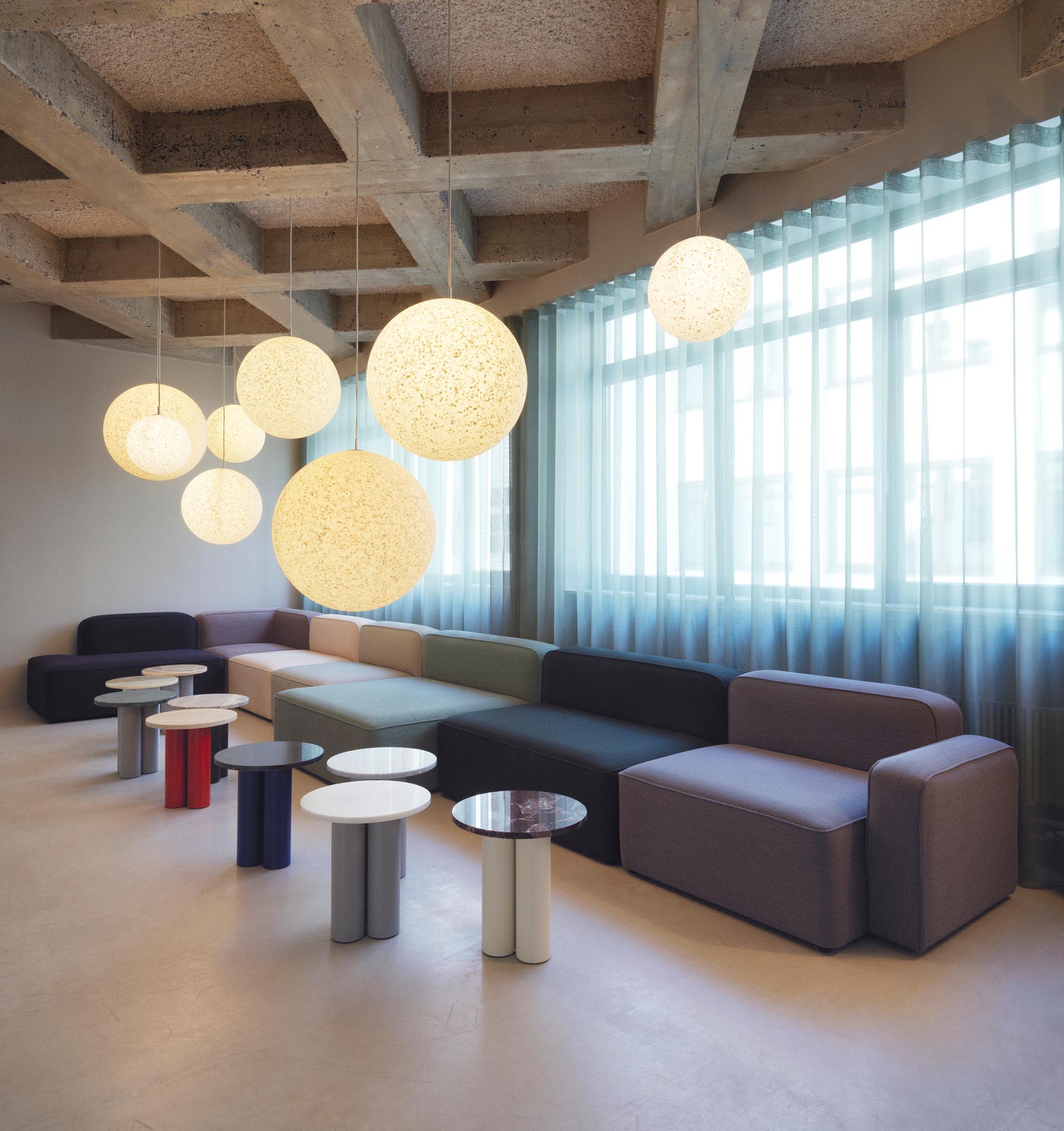 Entdecken Sie die Pix Pendelleuchte von Normann Copenhagen – eine nachhaltige, elegante Lampe aus recyceltem Kunststoff, die jedem Raum Wärme und Stil verleiht.