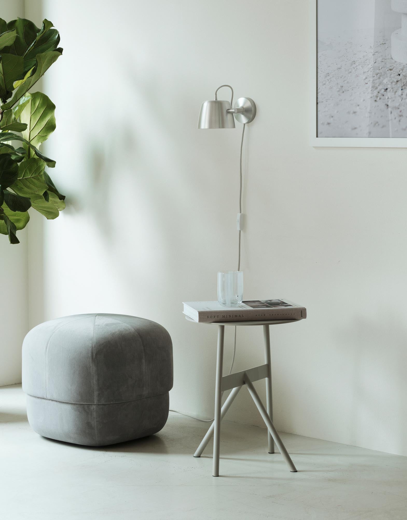 Die Tub Wandleuchte von Normann Copenhagen besticht durch ihr zeitloses, nordisches Design mit fließenden Formen und einem eleganten Aluminiumarm.