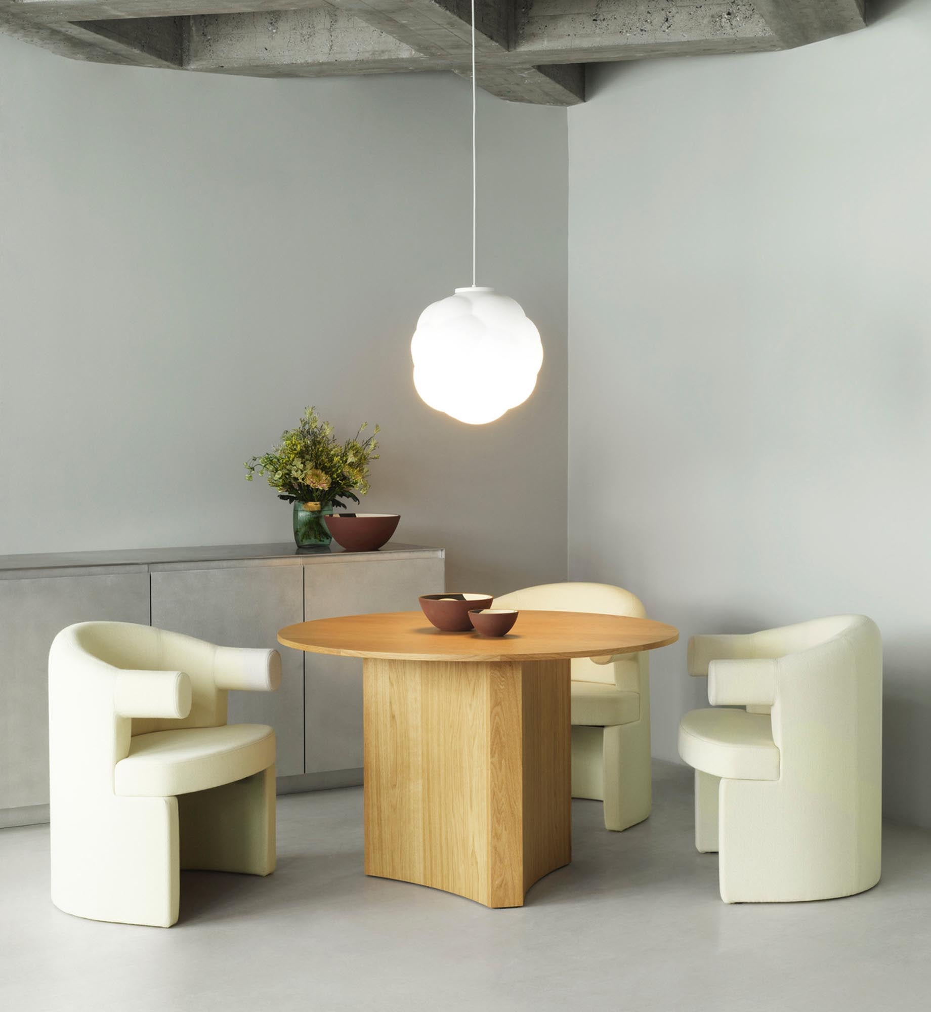 Bubba Lampe Ø25 EU Weiß: Elegante Pendelleuchte mit organischem Design, inspiriert von Seifenblasen. Ideal für stilvolle Akzente in jedem Raum.