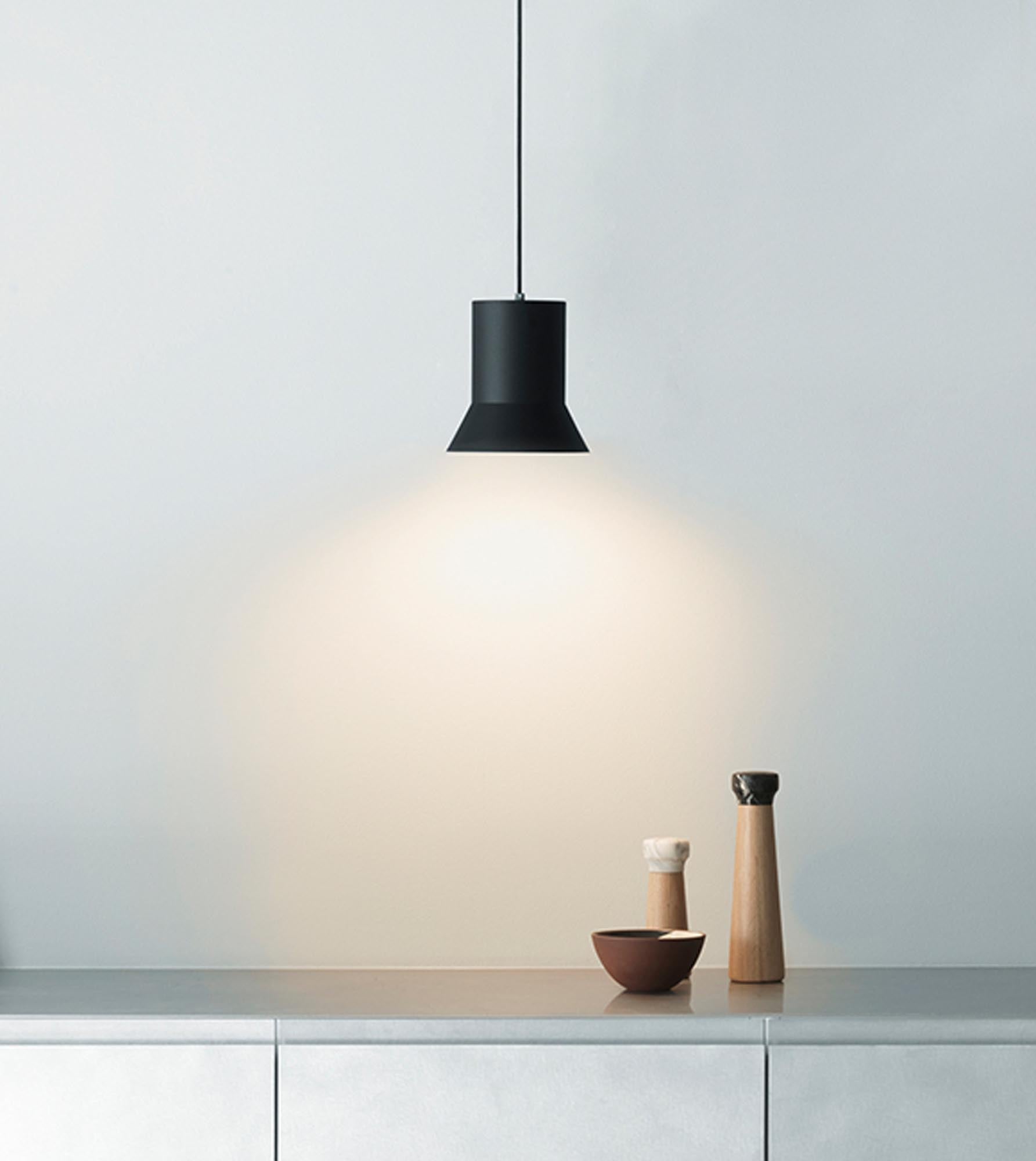 Hat Leuchte Mittel EU in Schwarz präsentiert im Onlineshop von KAQTU Design AG. Pendelleuchte ist von Normann Copenhagen