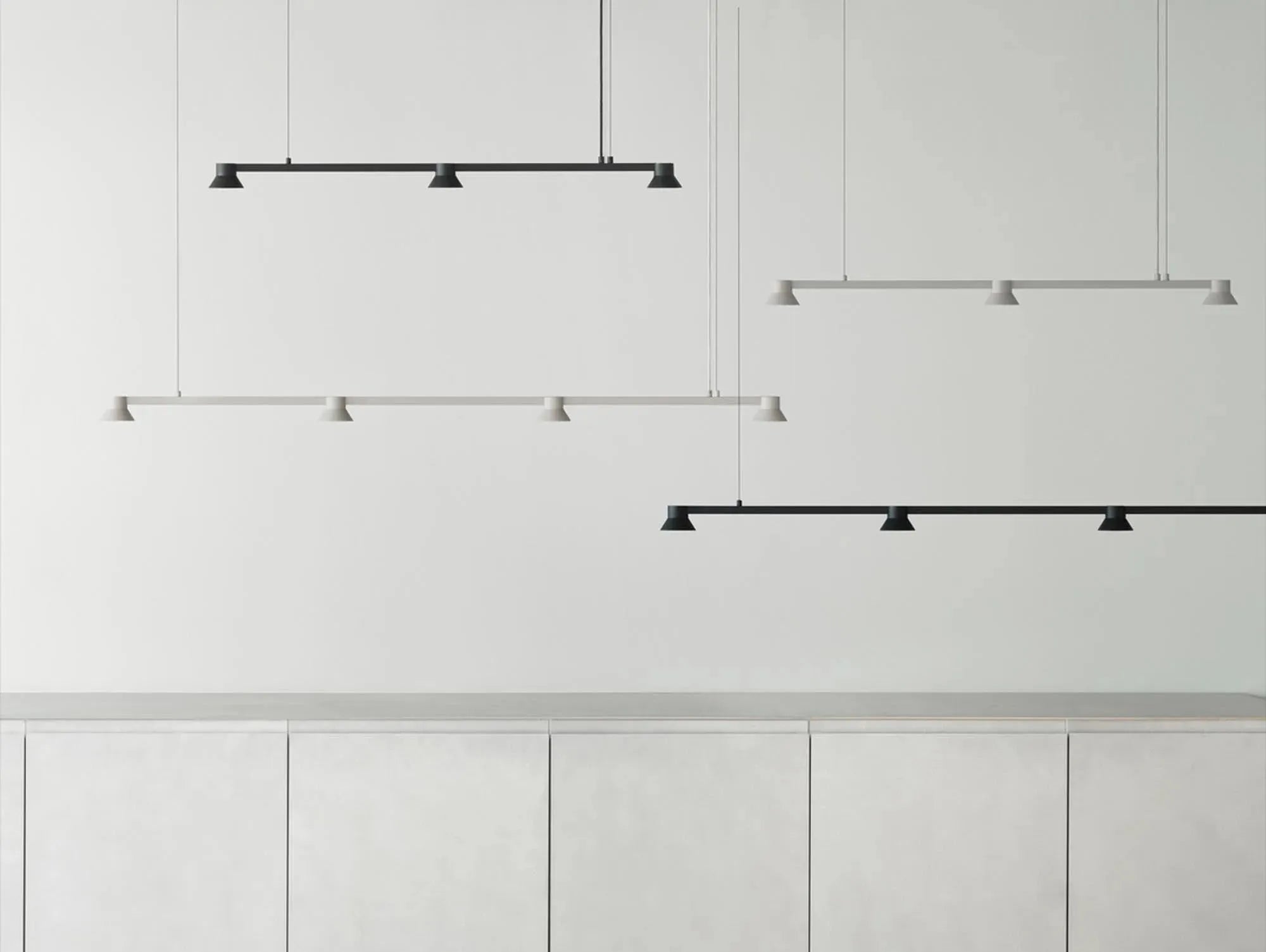 Hat Leuchte Linear Klein EU in Schwarz präsentiert im Onlineshop von KAQTU Design AG. Pendelleuchte ist von Normann Copenhagen