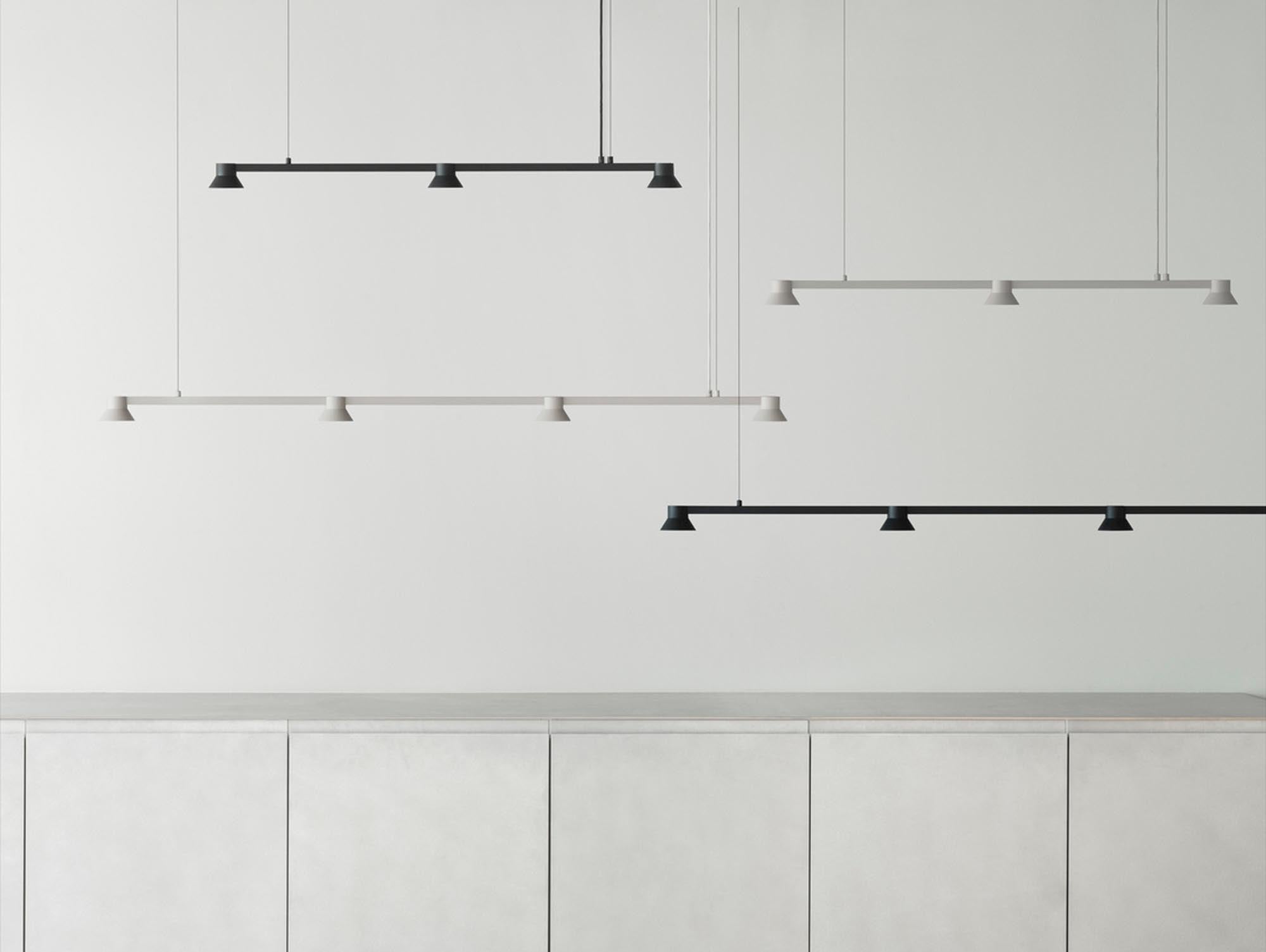 Hat Leuchte Linear Klein EU in Hellgrau präsentiert im Onlineshop von KAQTU Design AG. Pendelleuchte ist von Normann Copenhagen