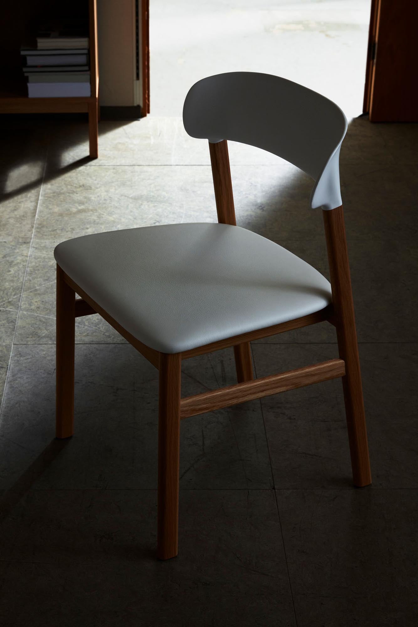 Stilvoller Herit Stuhl mit Armlehnen von Normann Copenhagen.