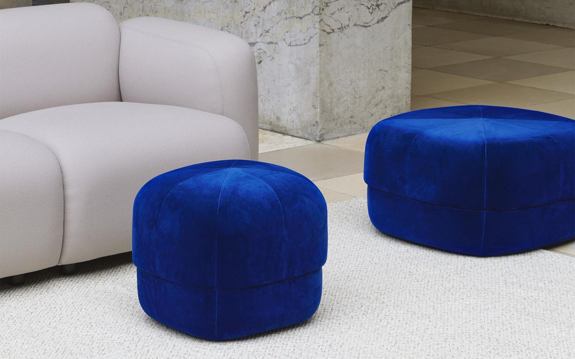 Entdecken Sie den Circus Pouf Groß in Electric Blue/Velour – ein elegantes, skandinavisches Möbelstück von Normann Copenhagen, das Stil und Komfort vereint.