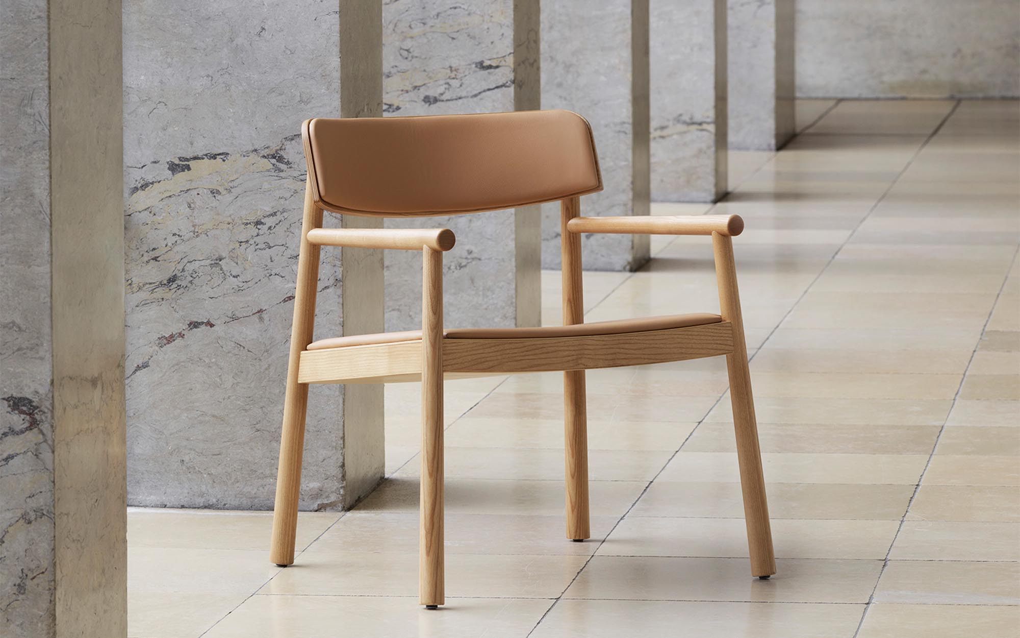 Der Timb Sessel von Normann Copenhagen vereint modernes Design mit höchstem Komfort und verleiht jedem Raum eine stilvolle Note.