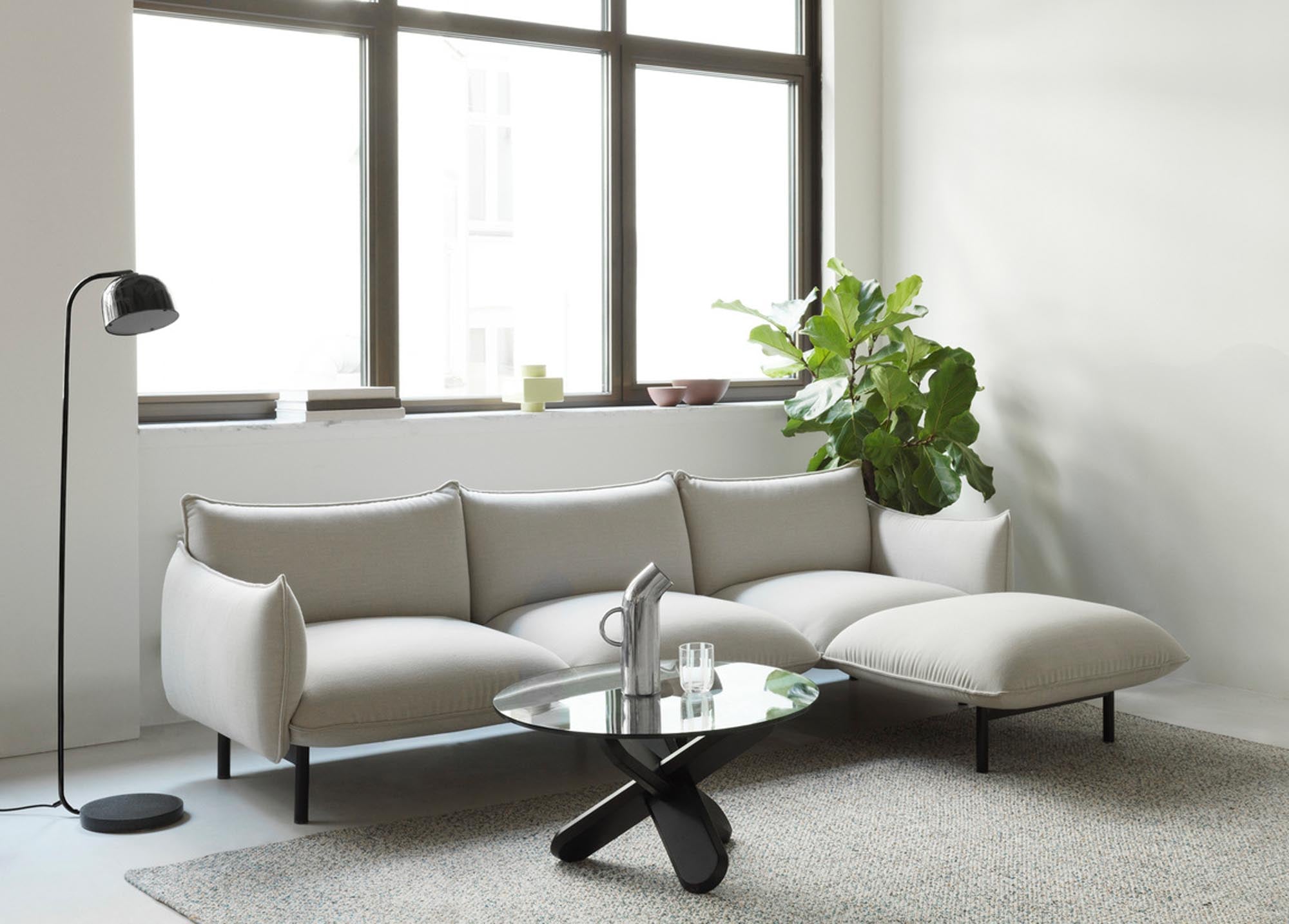 Ark Modular Sofa 700 Pouf: Sanfte Bögen, pralle Kissen, minimalistisch, elegant, einladend, luftiger Sockel, Normann Copenhagen.