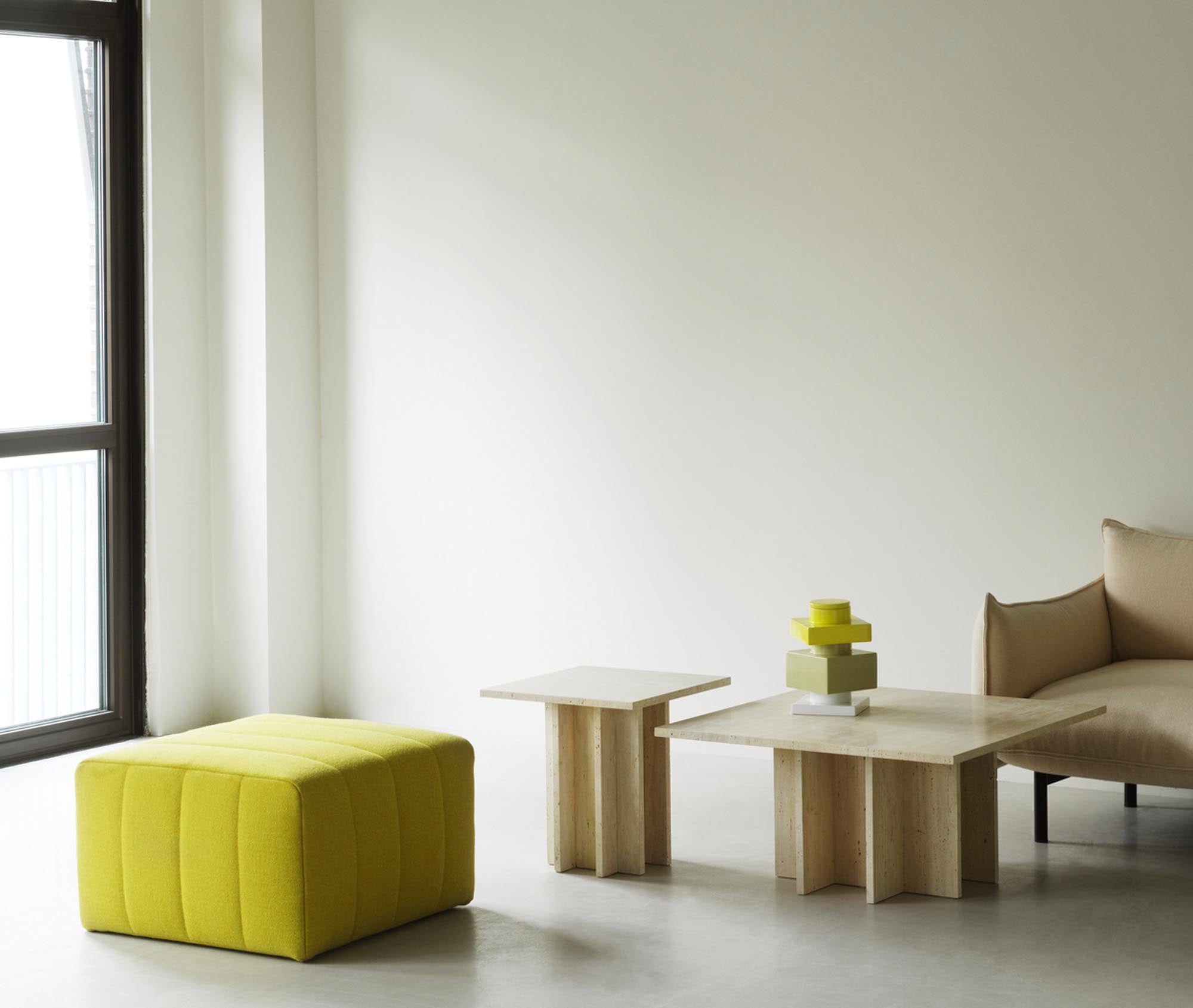 Entdecken Sie den Scene Pouf Klein Hallingdal von Normann Copenhagen – ein stilvolles, komfortables Möbelstück, das jedem Raum Eleganz verleiht.