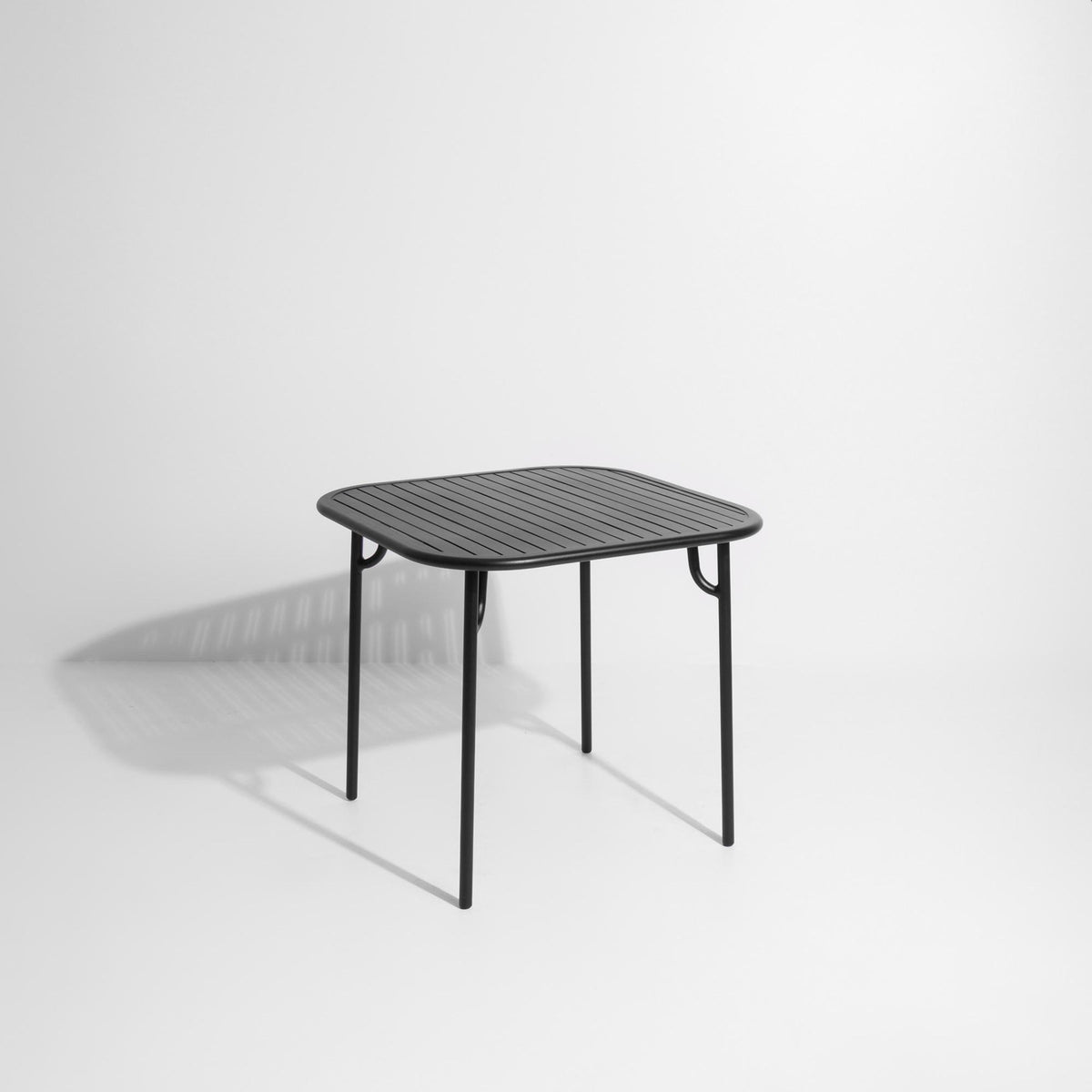 Week-End Coffee Table small in Black präsentiert im Onlineshop von KAQTU Design AG. Loungetisch ist von Petite Friture