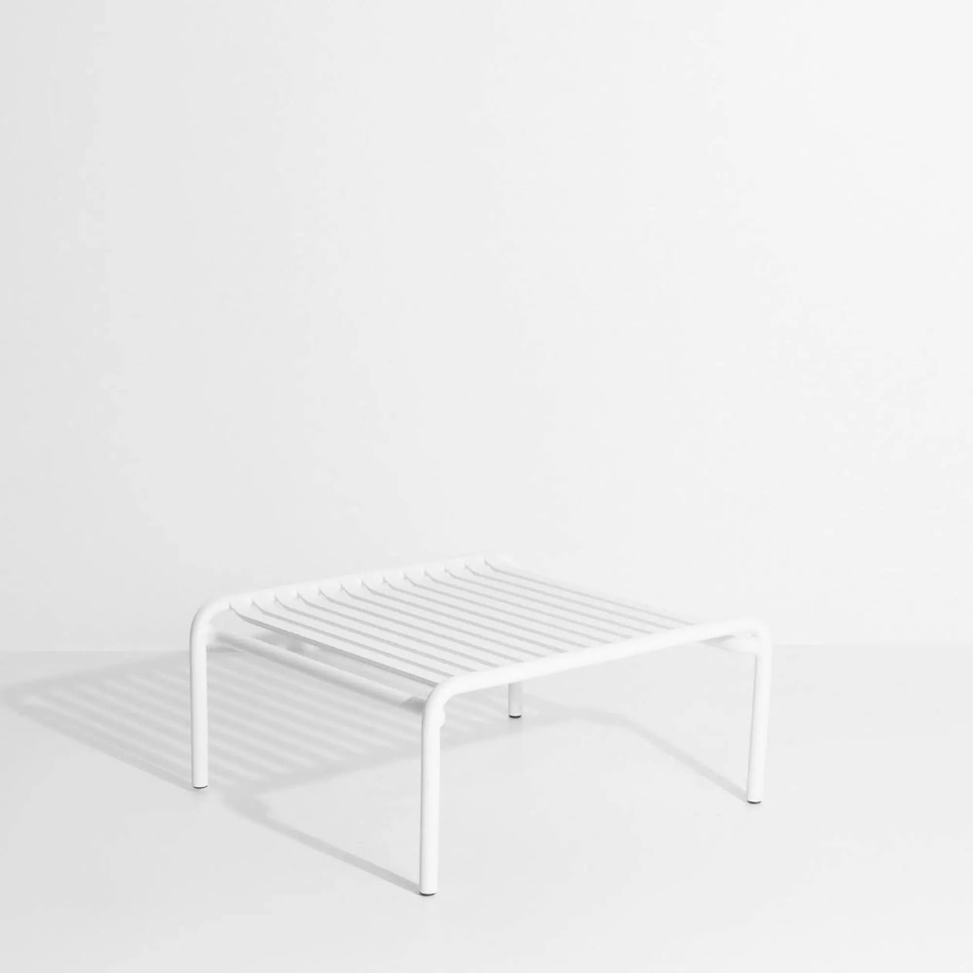 Week-End Coffee Table small in White präsentiert im Onlineshop von KAQTU Design AG. Beistelltisch Outdoor ist von Petite Friture