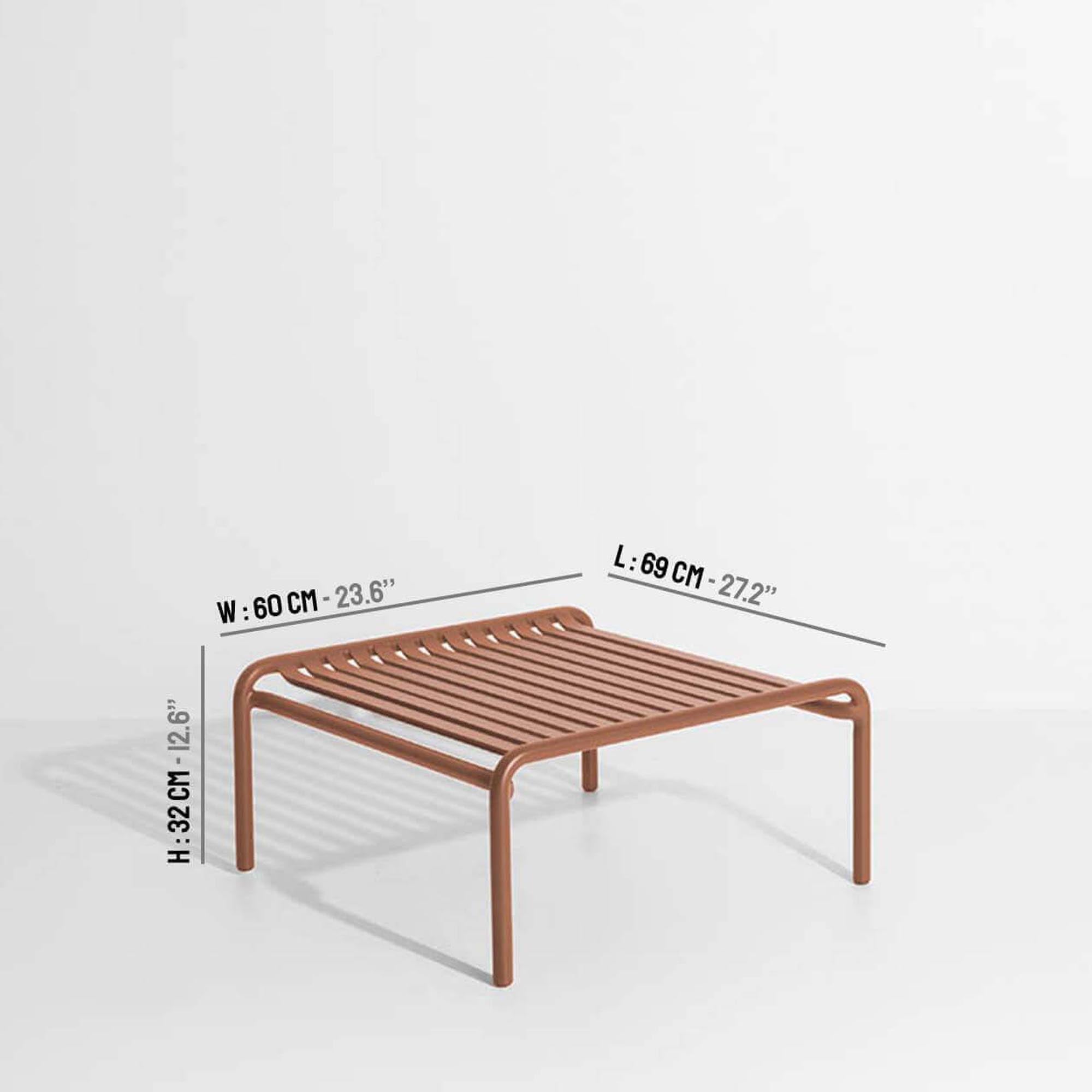 Kompakter Week-End Coffee Table small von Petite Friture: Perfekt für entspannte Stunden im Freien, elegant und wetterfest.