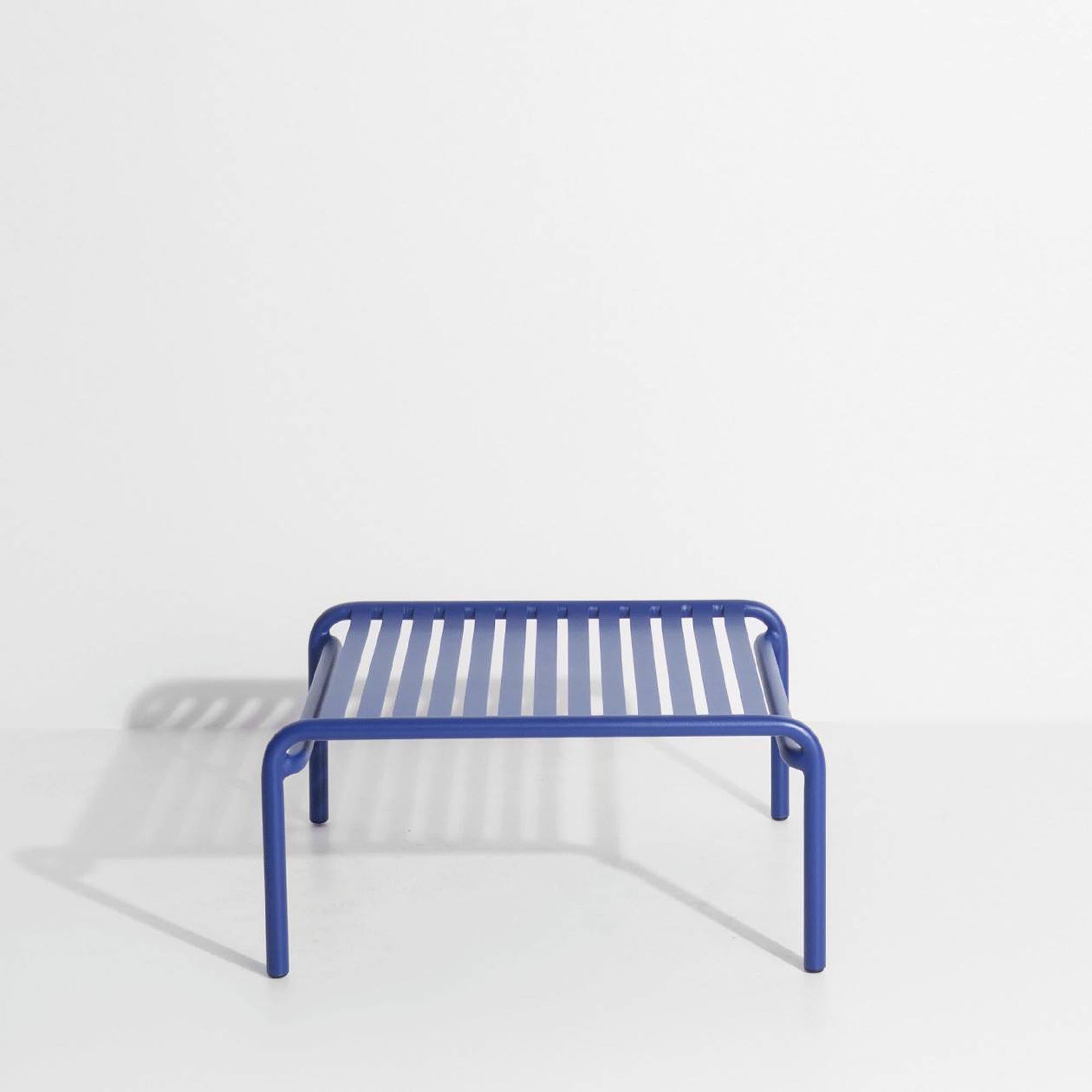 Kompakter Week-End Coffee Table small von Petite Friture: Ideal für entspannte Stunden im Freien, robust und stilvoll in 9 Farben.