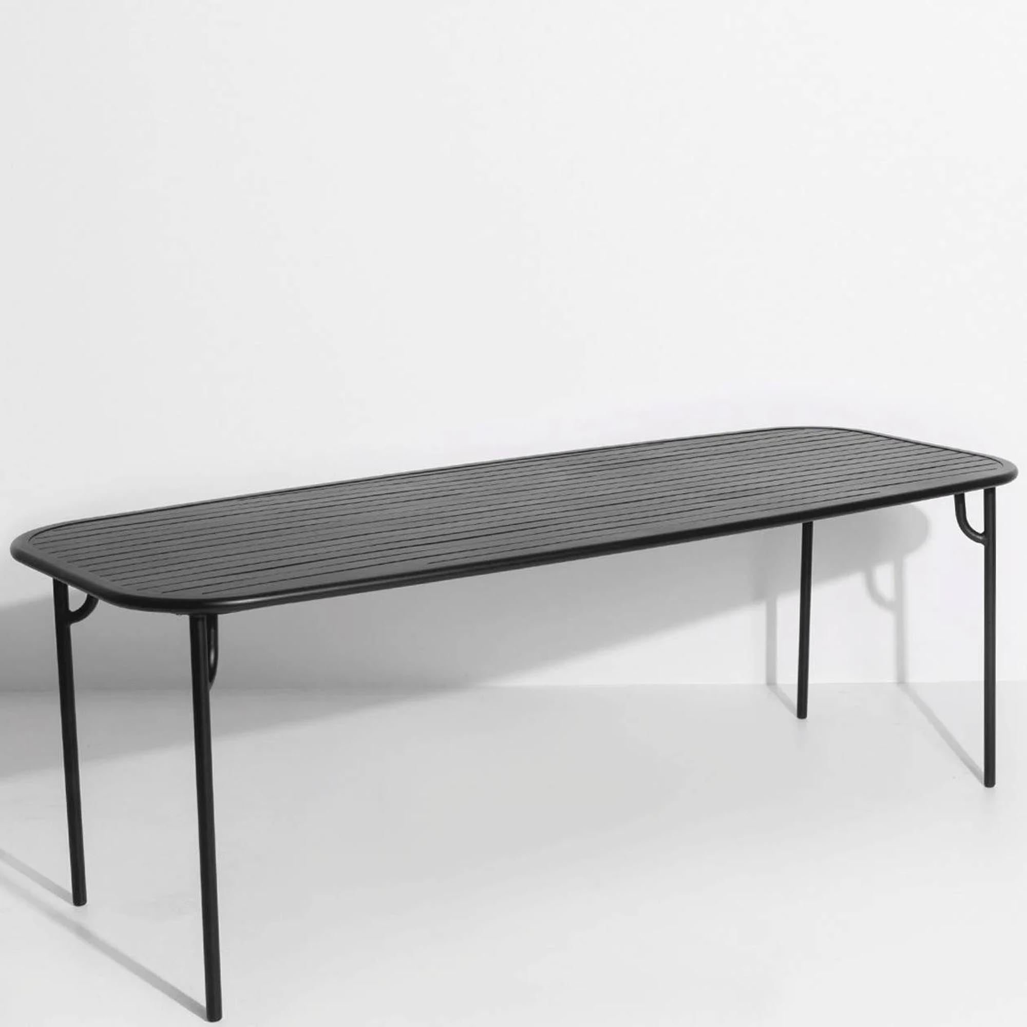 Der Week-End Tisch Large von Petite Friture vereint modernes Design und Funktionalität, ideal für gesellige Abende im Freien.