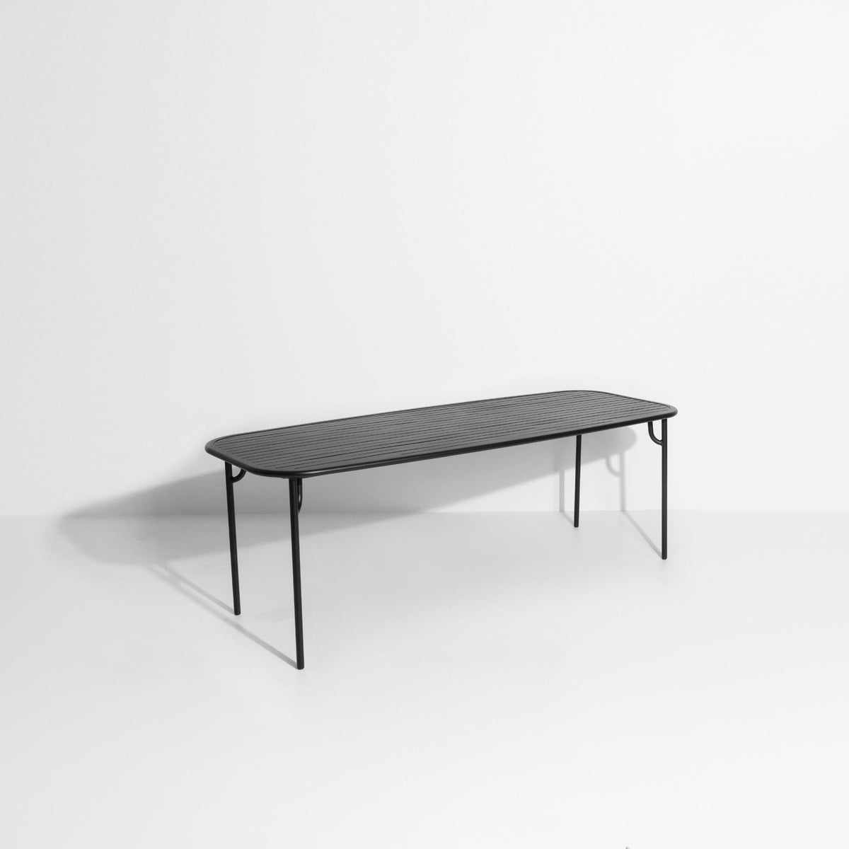 Week-End Tisch Large in Black präsentiert im Onlineshop von KAQTU Design AG. Gartentisch ist von Petite Friture