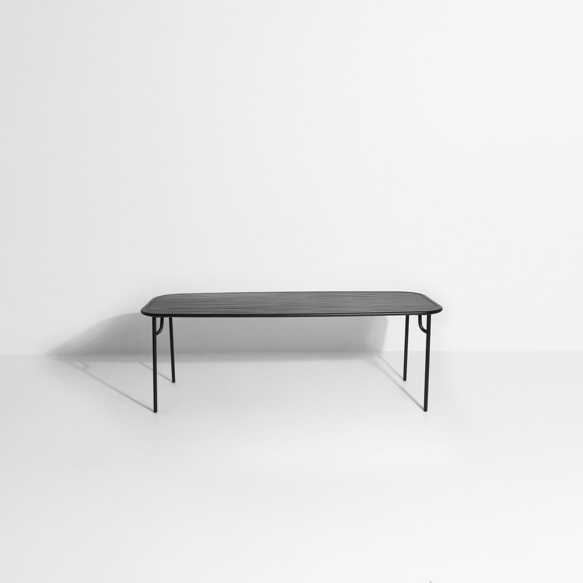 Week-End Tisch Large in Black präsentiert im Onlineshop von KAQTU Design AG. Gartentisch ist von Petite Friture