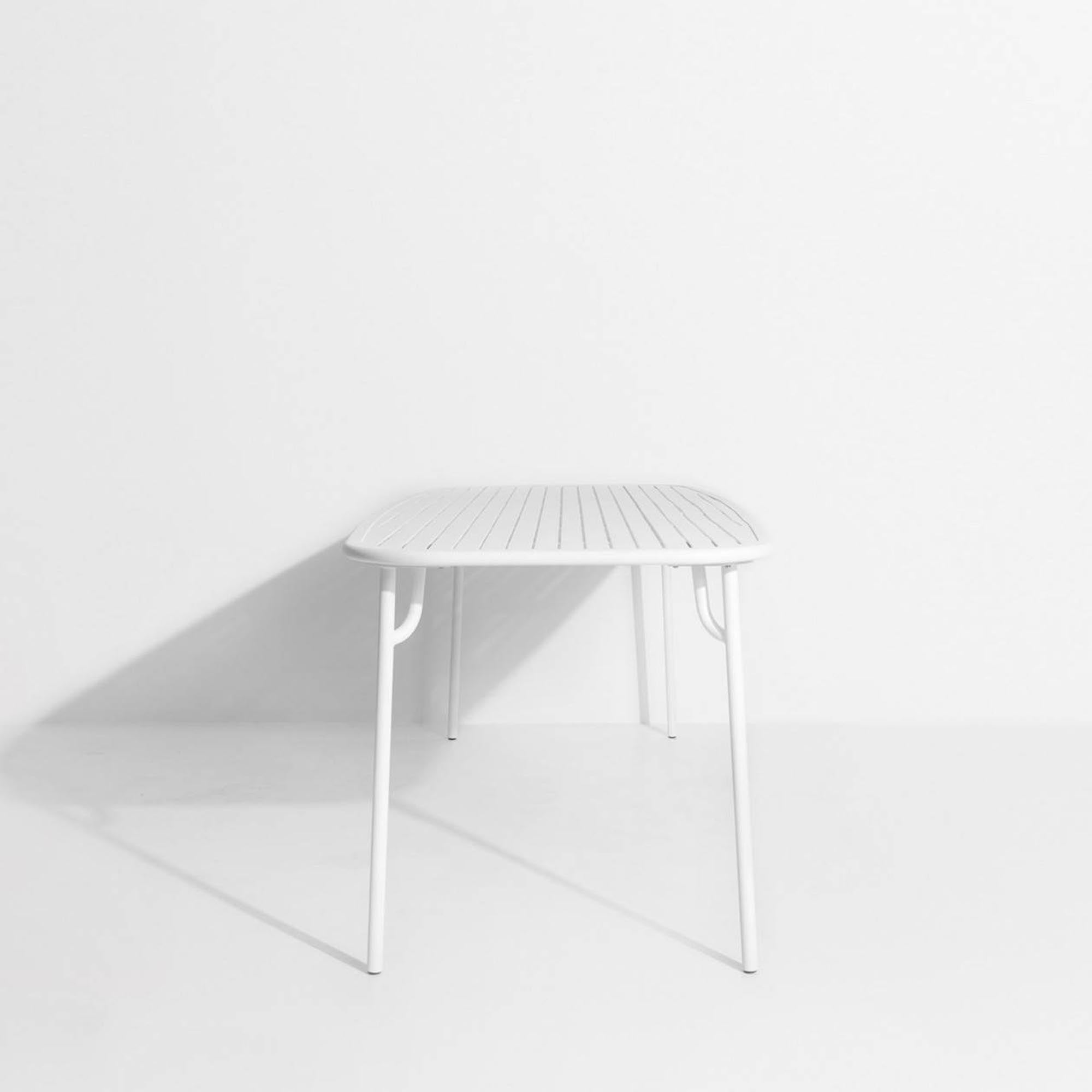 Der Week-End Tisch Large von Petite Friture vereint modernes Design mit Funktionalität und ist ideal für gesellige Stunden im Freien.