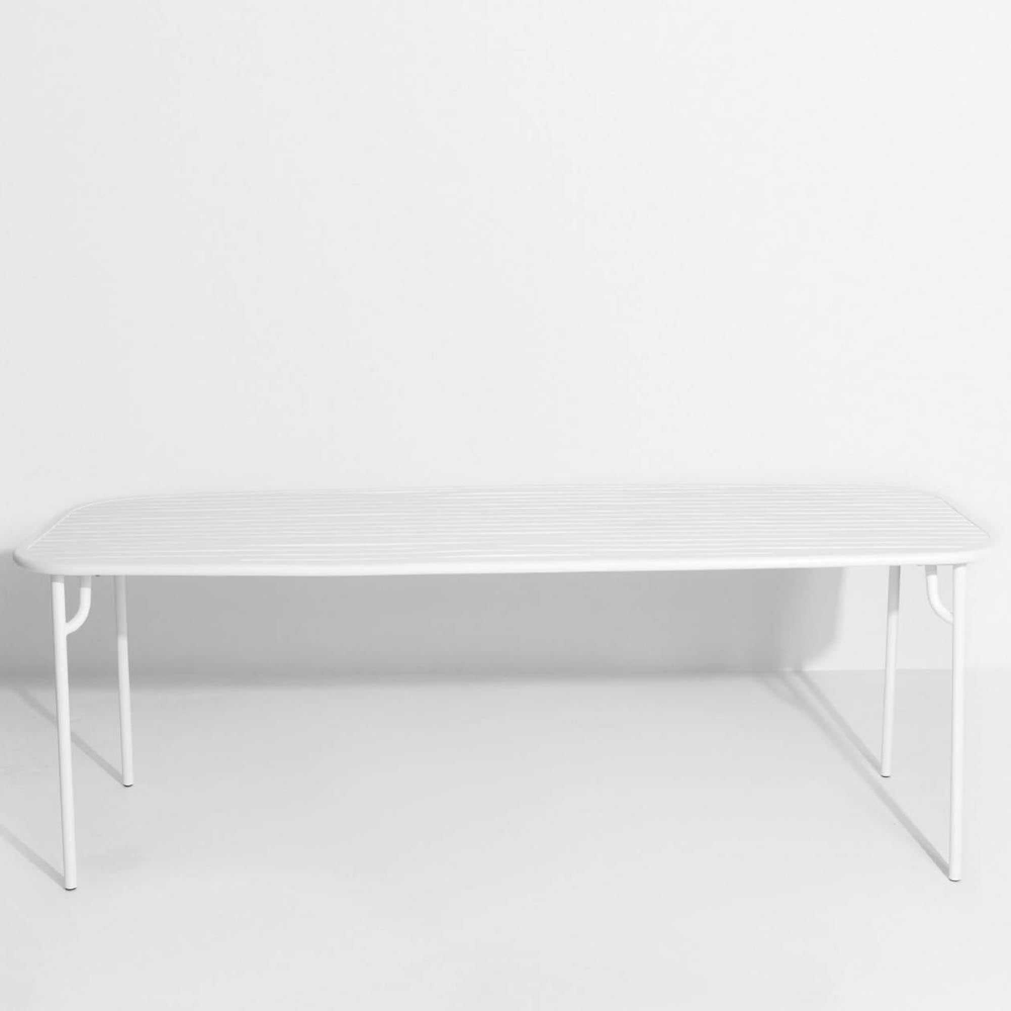Der Week-End Tisch Large von Petite Friture vereint modernes Design und Funktionalität, ideal für gesellige Stunden im Freien.