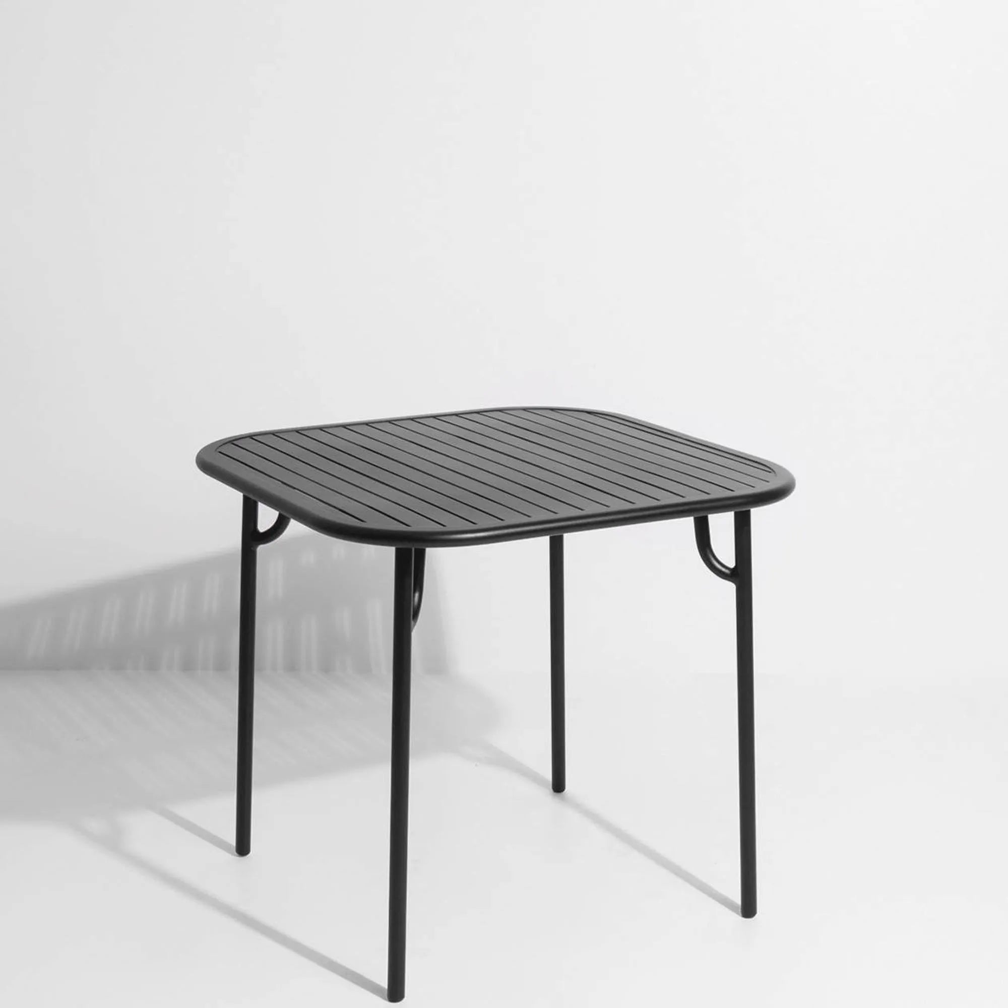 Week-End Tisch Small in Black präsentiert im Onlineshop von KAQTU Design AG. Gartentisch ist von Petite Friture