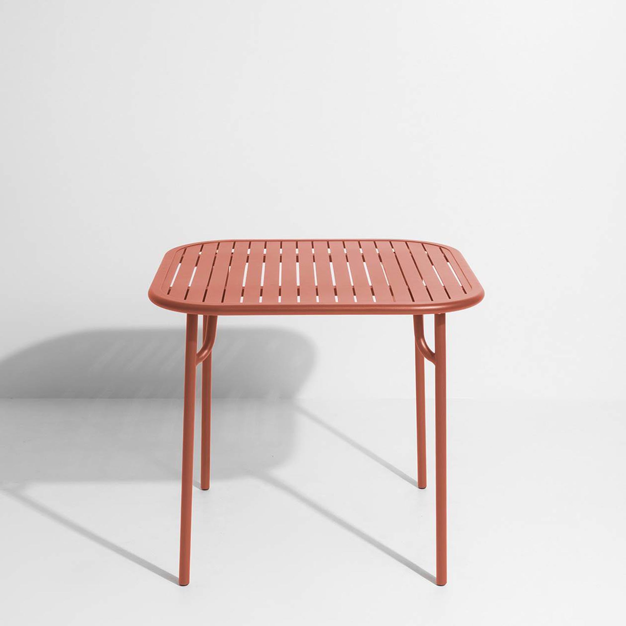 Entdecken Sie den Week-End Tisch Small von Petite Friture – die perfekte Ergänzung für Ihre stilvolle Terrasse oder den Balkon.