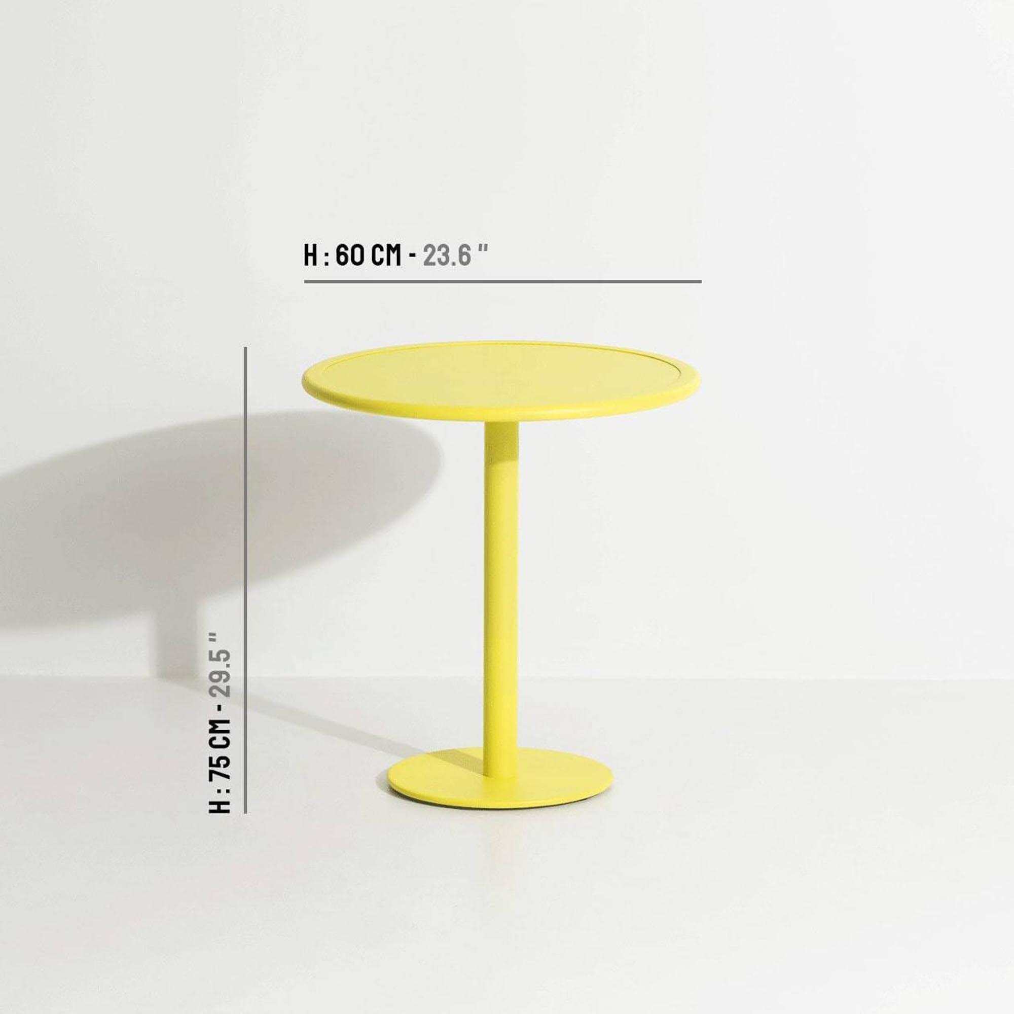Entdecken Sie den eleganten Week-End Dining Table von Petite Friture – ein runder Tisch, der zeitgemäße Ästhetik und praktische Nutzung harmonisch verbindet.