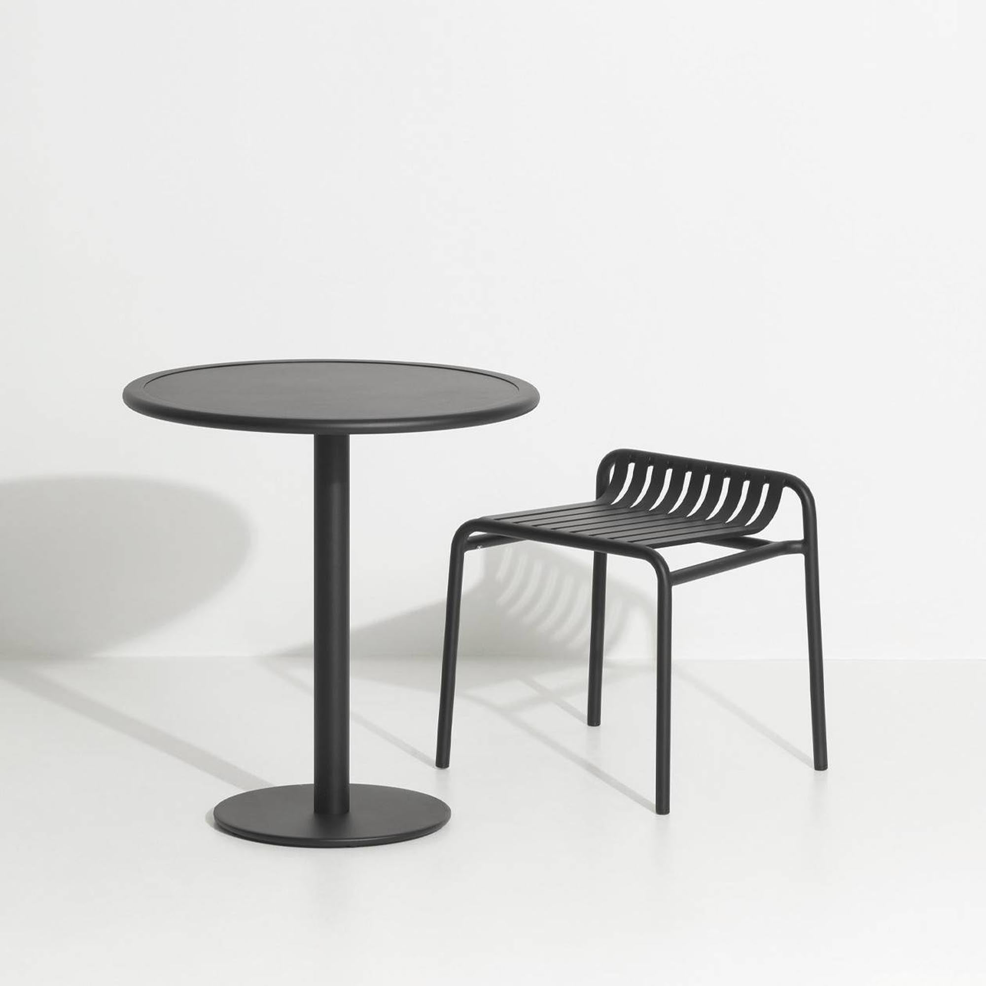 Eleganter runder Week-End Esstisch von Petite Friture, ideal für gesellige Runden und moderne Wohnkonzepte.