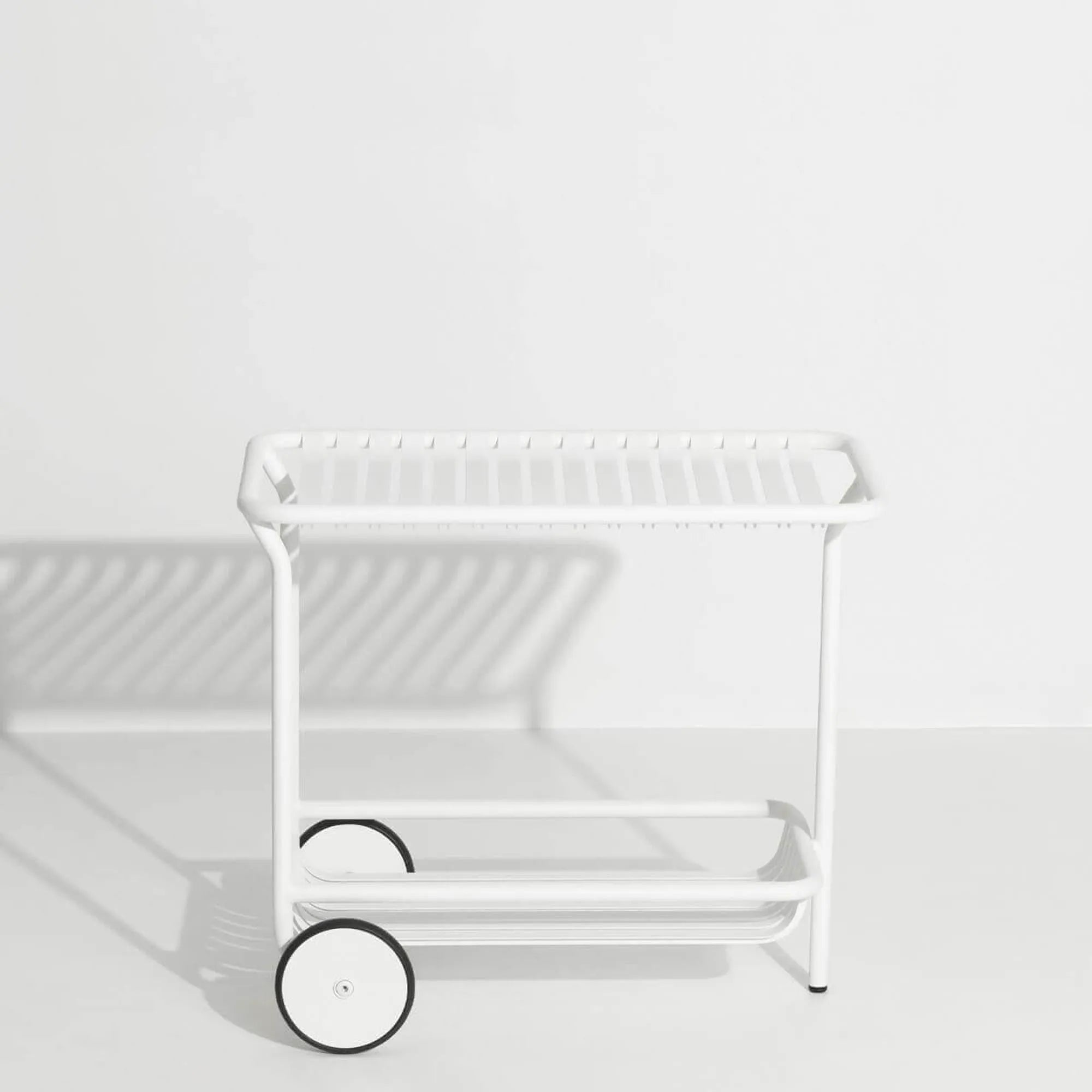 Moderner Week-End Trolley von Petite Friture für trendige Ausflüge.