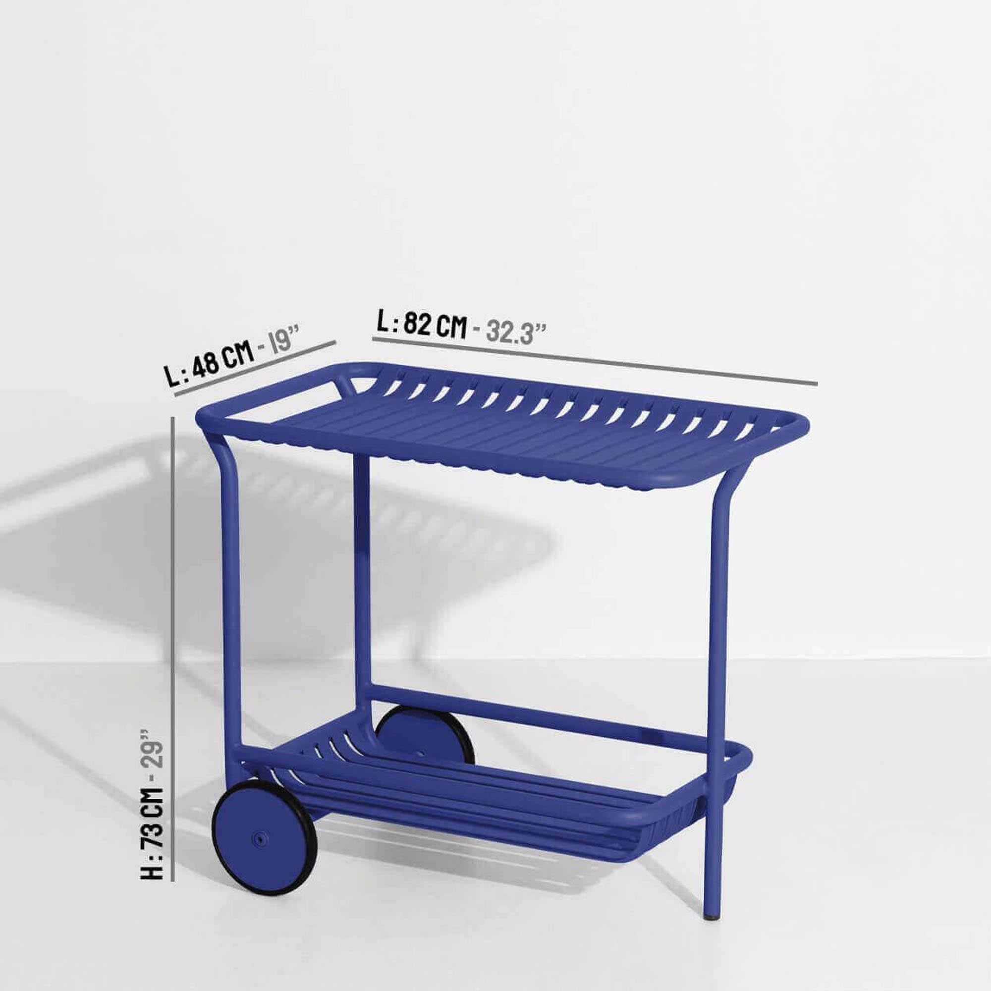Entdecken Sie den eleganten Week-End Trolley von Petite Friture – der perfekte Beistelltisch für entspannte Stunden im Freien.