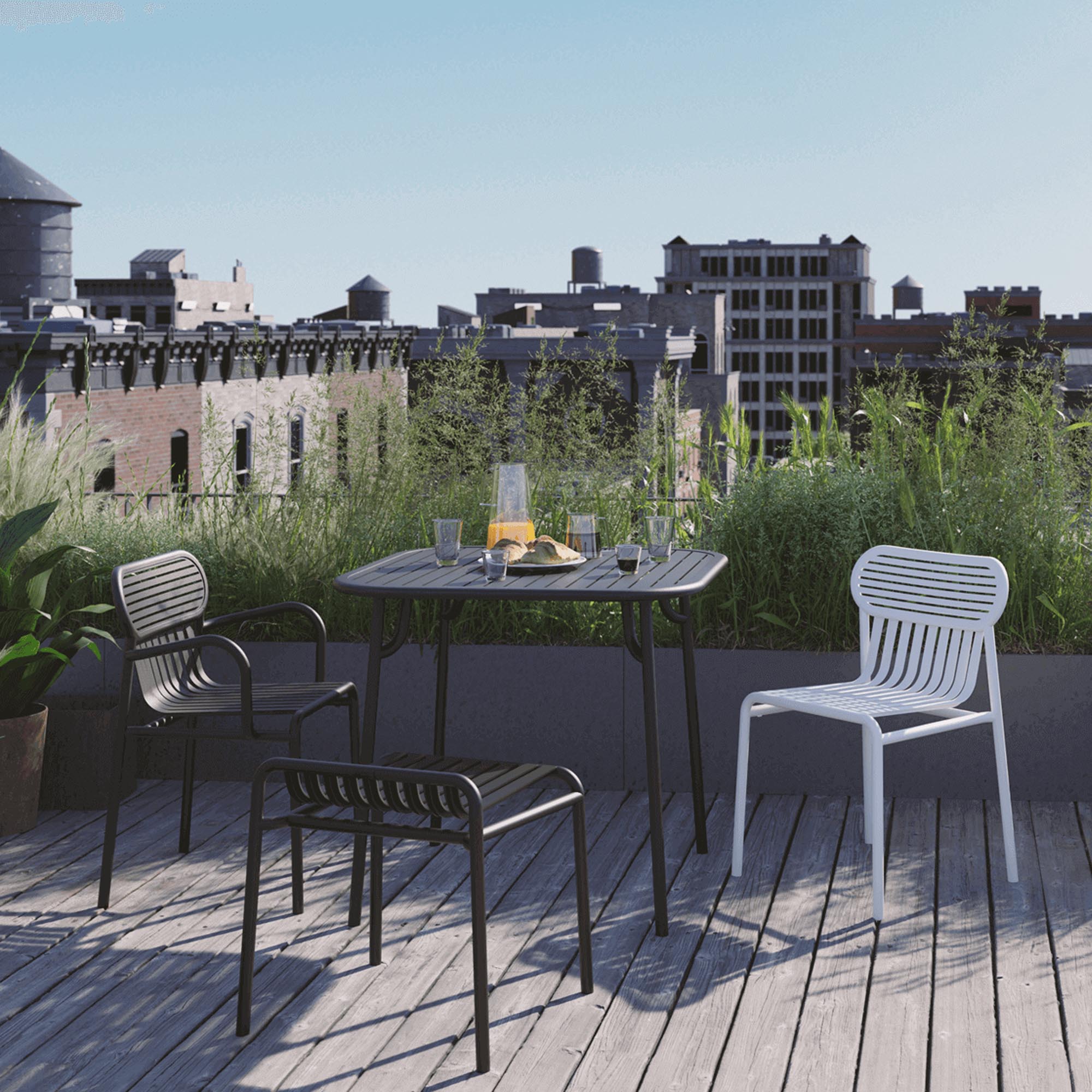 Entdecke den eleganten Week-End Gartenstuhl von Petite Friture. Robust, stapelbar und in 9 Farben erhältlich – perfekt für deinen Außenbereich!