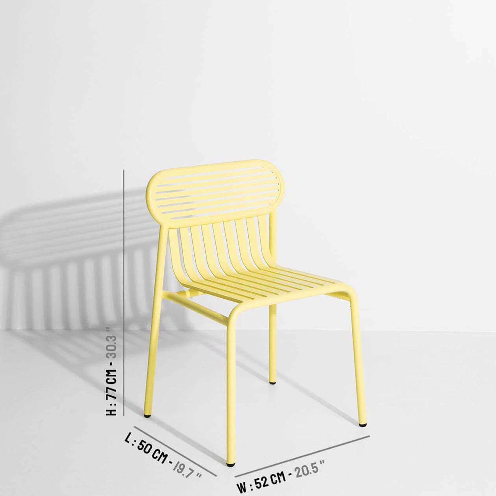 Entdecke den eleganten Week-End Gartenstuhl von Petite Friture: robustes Aluminium, UV-beständig, stapelbar und in 9 Farben erhältlich.