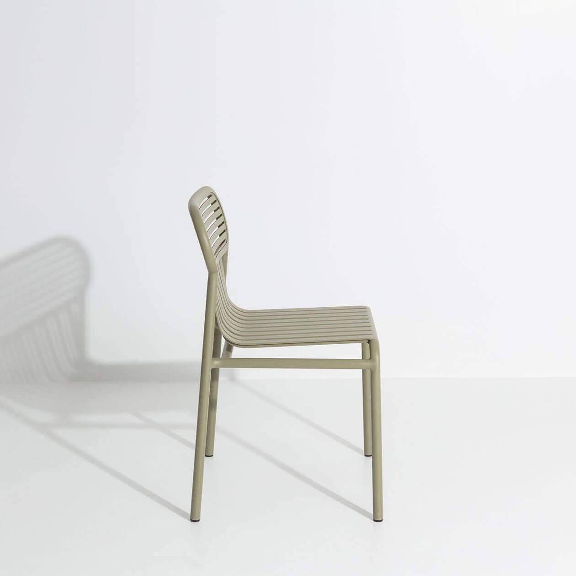 Week-End Gartenstuhl: Modernes Design für entspannte Stunden draußen.