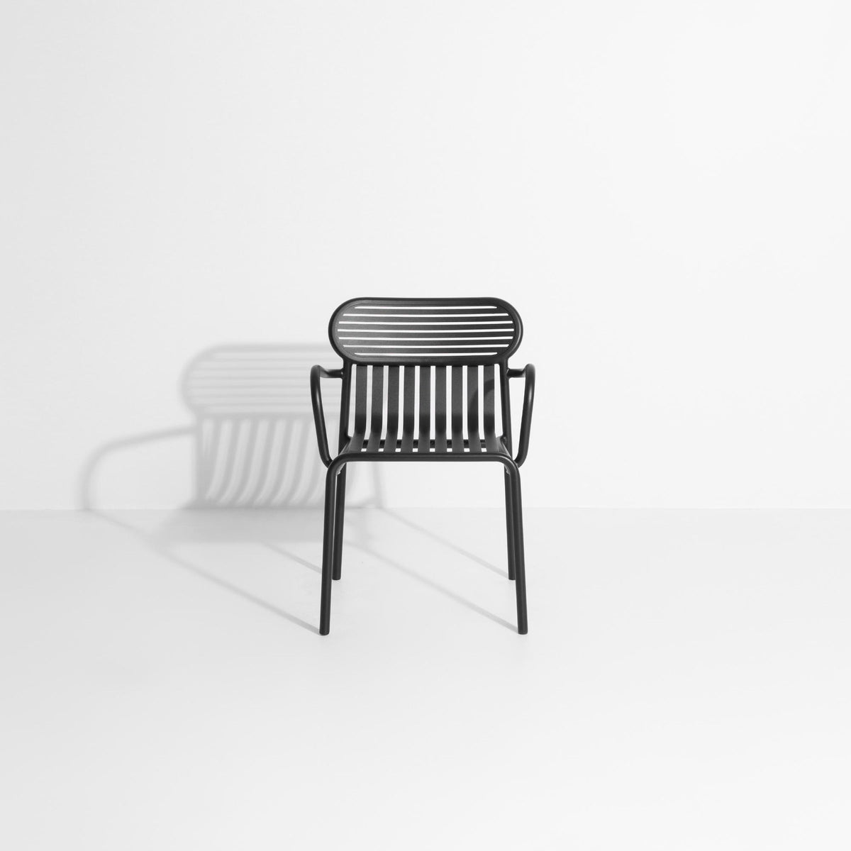 Week-End Gartenstuhl mit Armlehne in Black präsentiert im Onlineshop von KAQTU Design AG. Gartenstuhl mit Armlehnen ist von Petite Friture