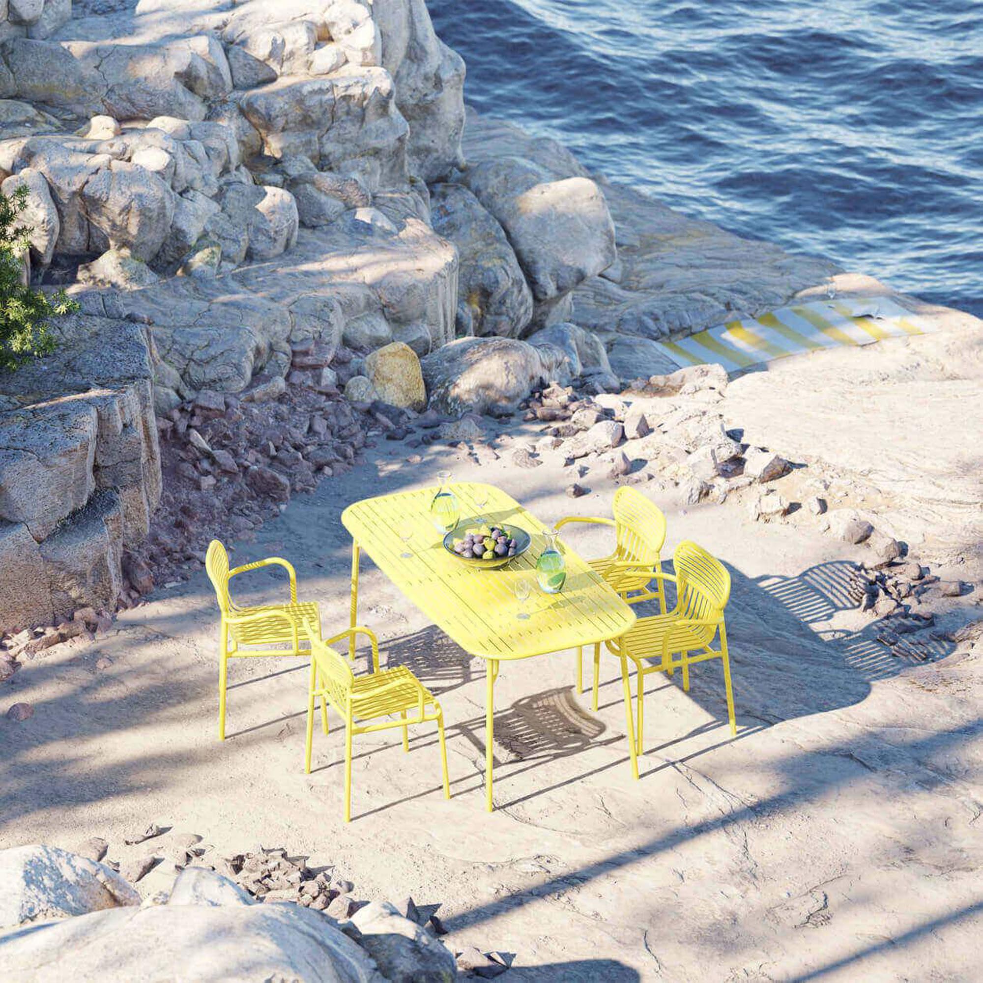Stylischer Week-End Gartenstuhl mit Armlehnen von Petite Friture. Ideal für entspannte Stunden im Freien, robust und stapelbar.