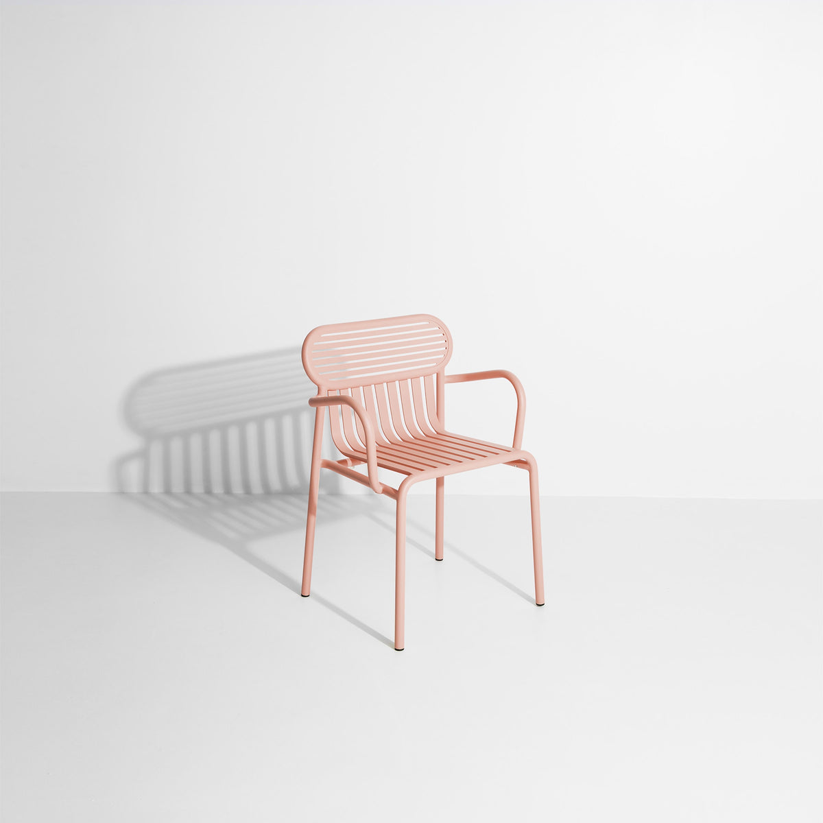 Week-End Gartenstuhl mit Armlehne in Blush präsentiert im Onlineshop von KAQTU Design AG. Gartenstuhl mit Armlehnen ist von Petite Friture