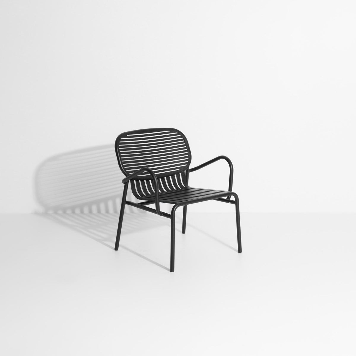 Week-End Garten Lounger in Black präsentiert im Onlineshop von KAQTU Design AG. Outdoor-Sessel mit Armlehnen ist von Petite Friture